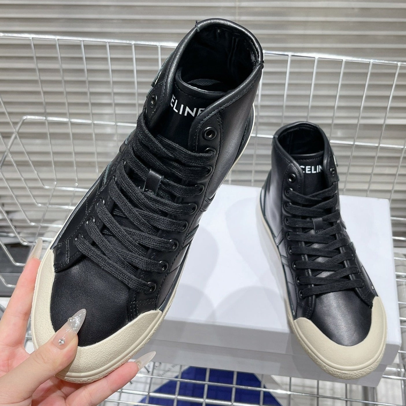 S-Sneakers
