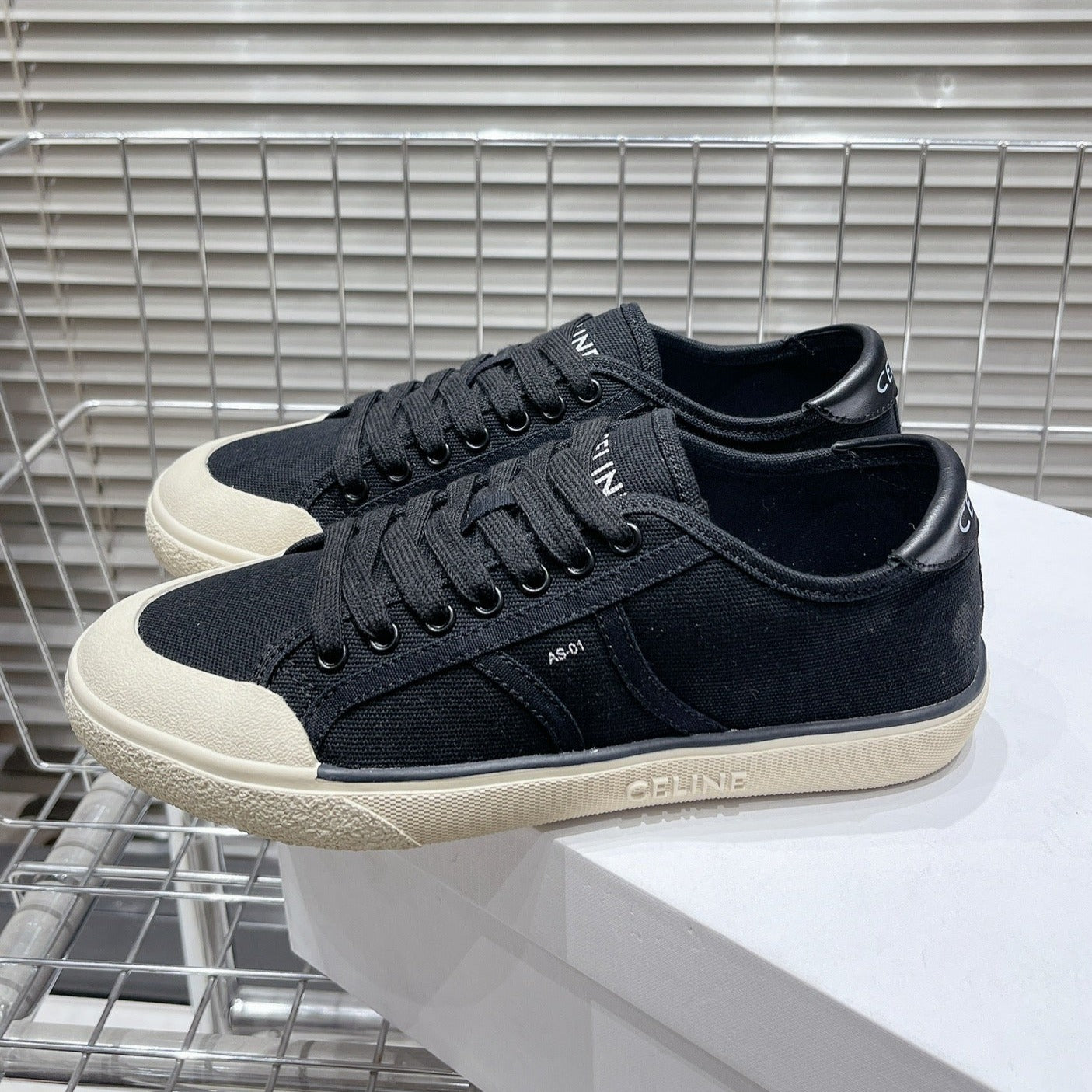 S-Sneakers