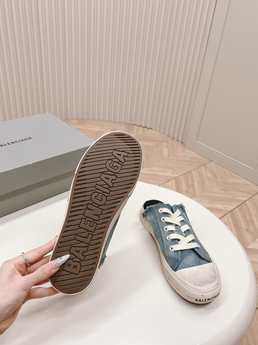 B-Sneakers