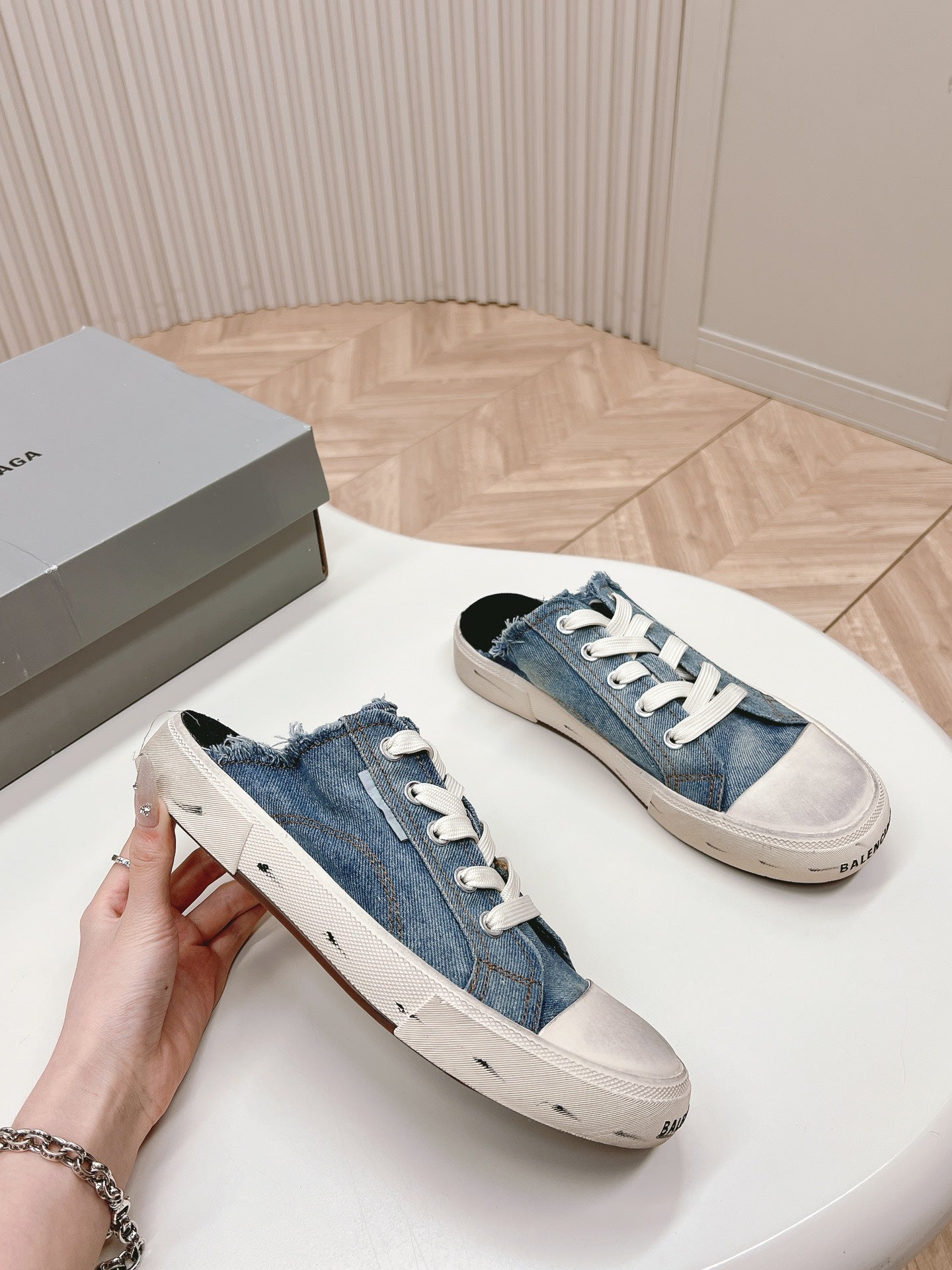 B-Sneakers