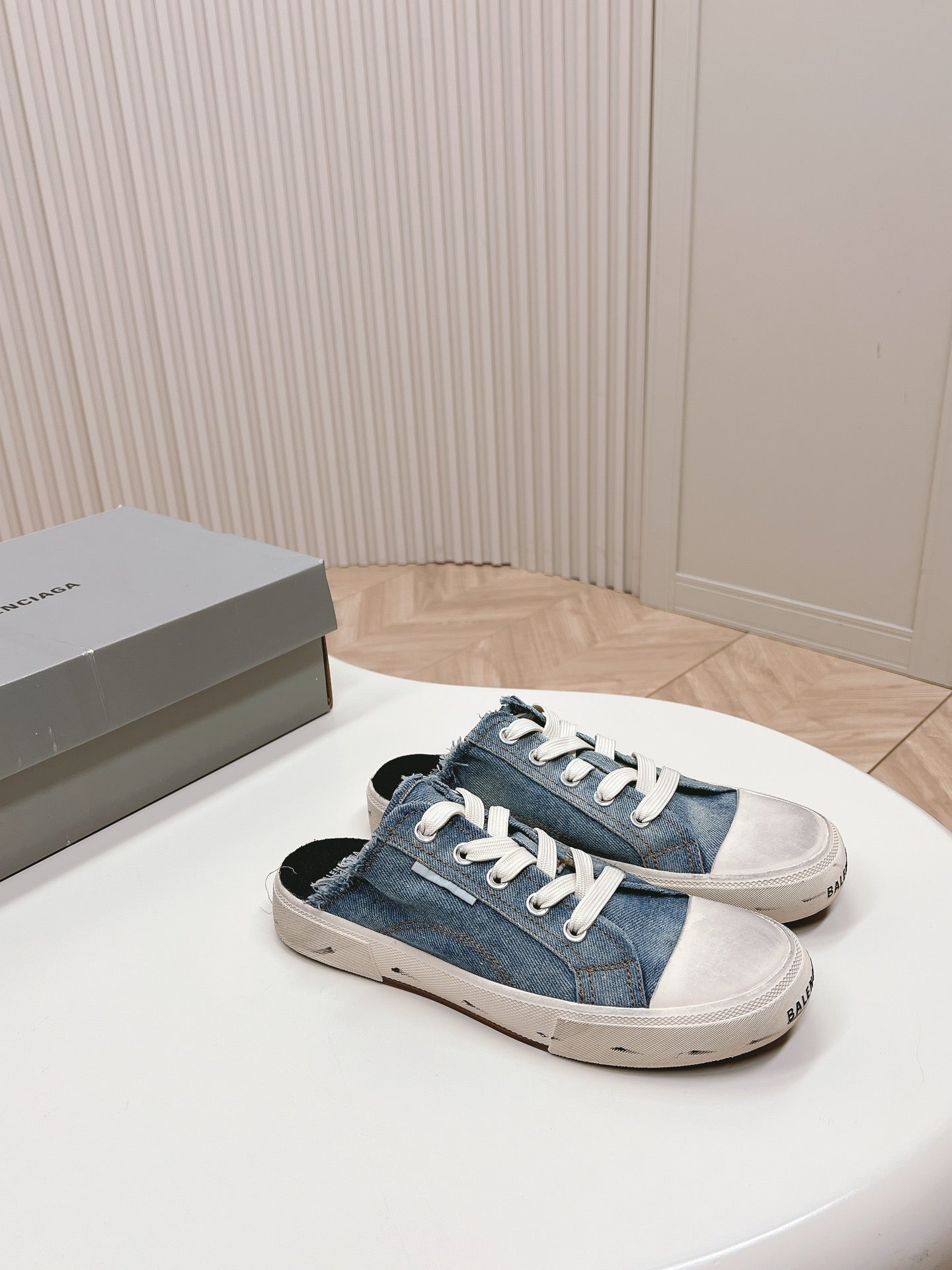 B-Sneakers