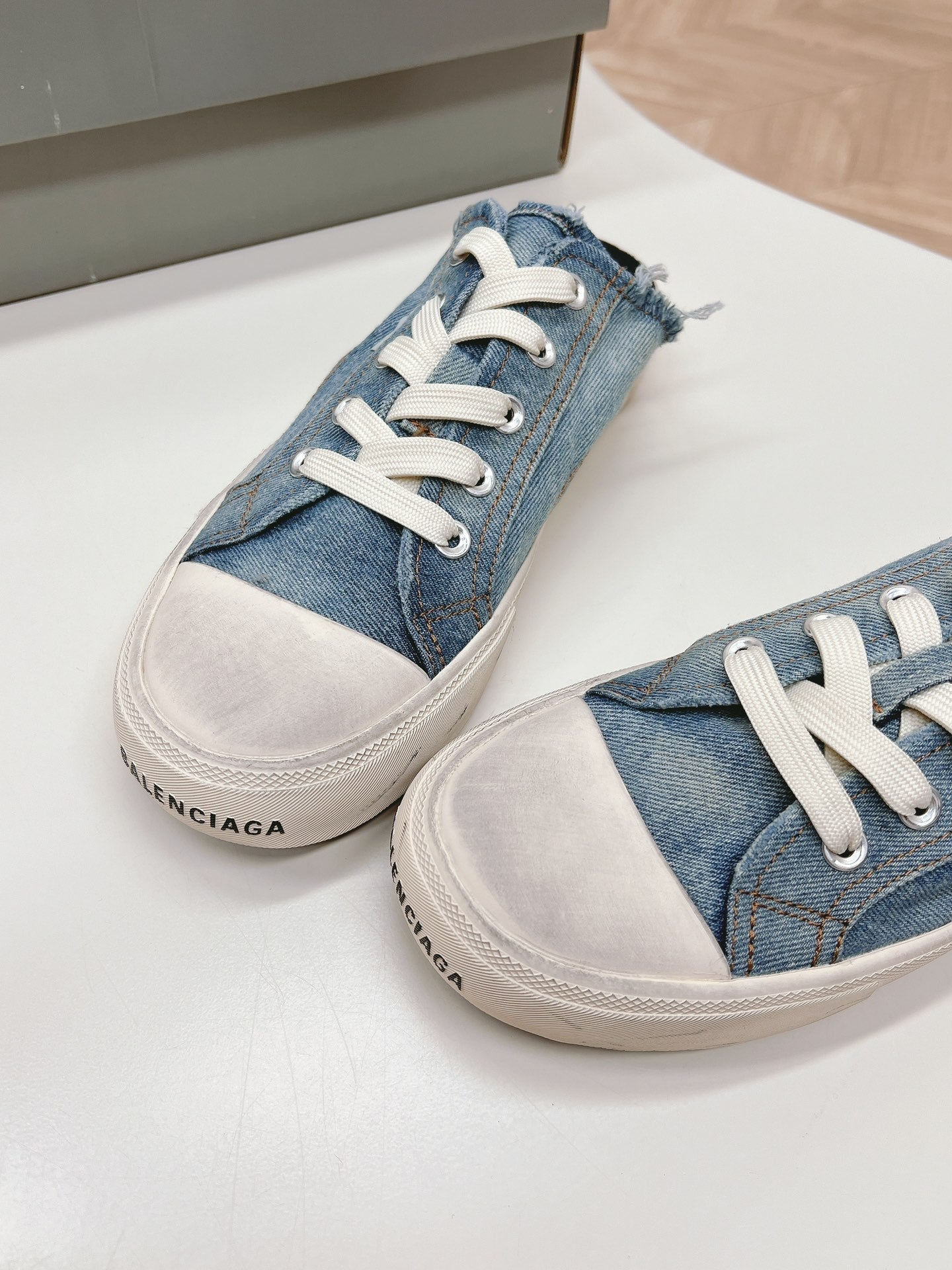 B-Sneakers