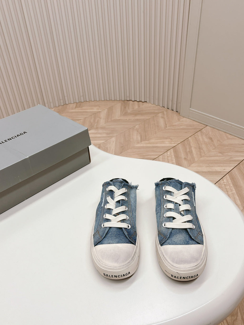 B-Sneakers