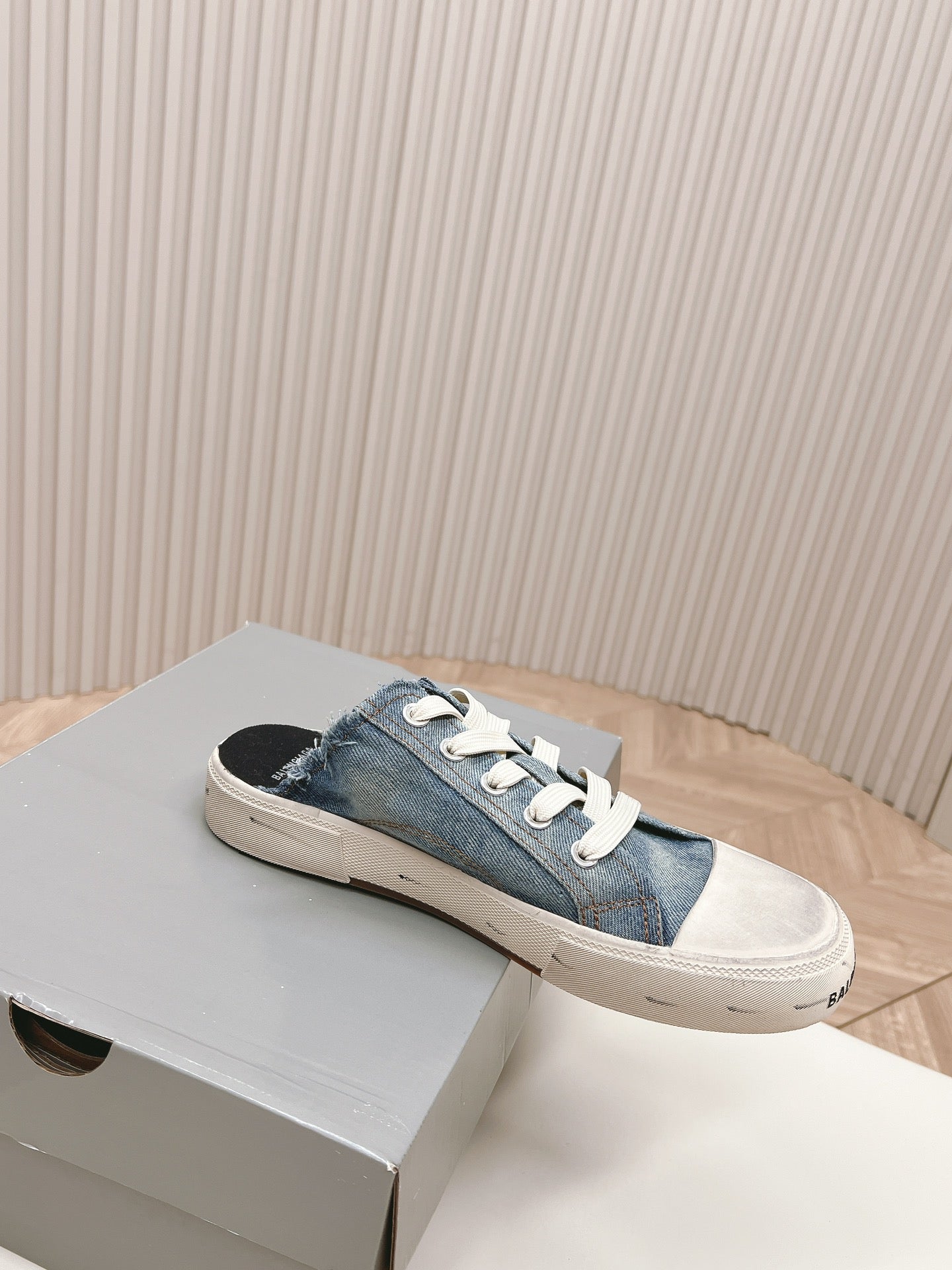 B-Sneakers