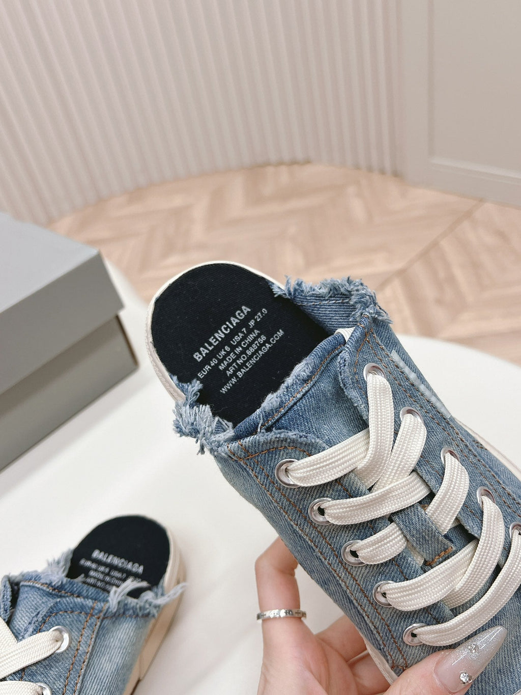 B-Sneakers