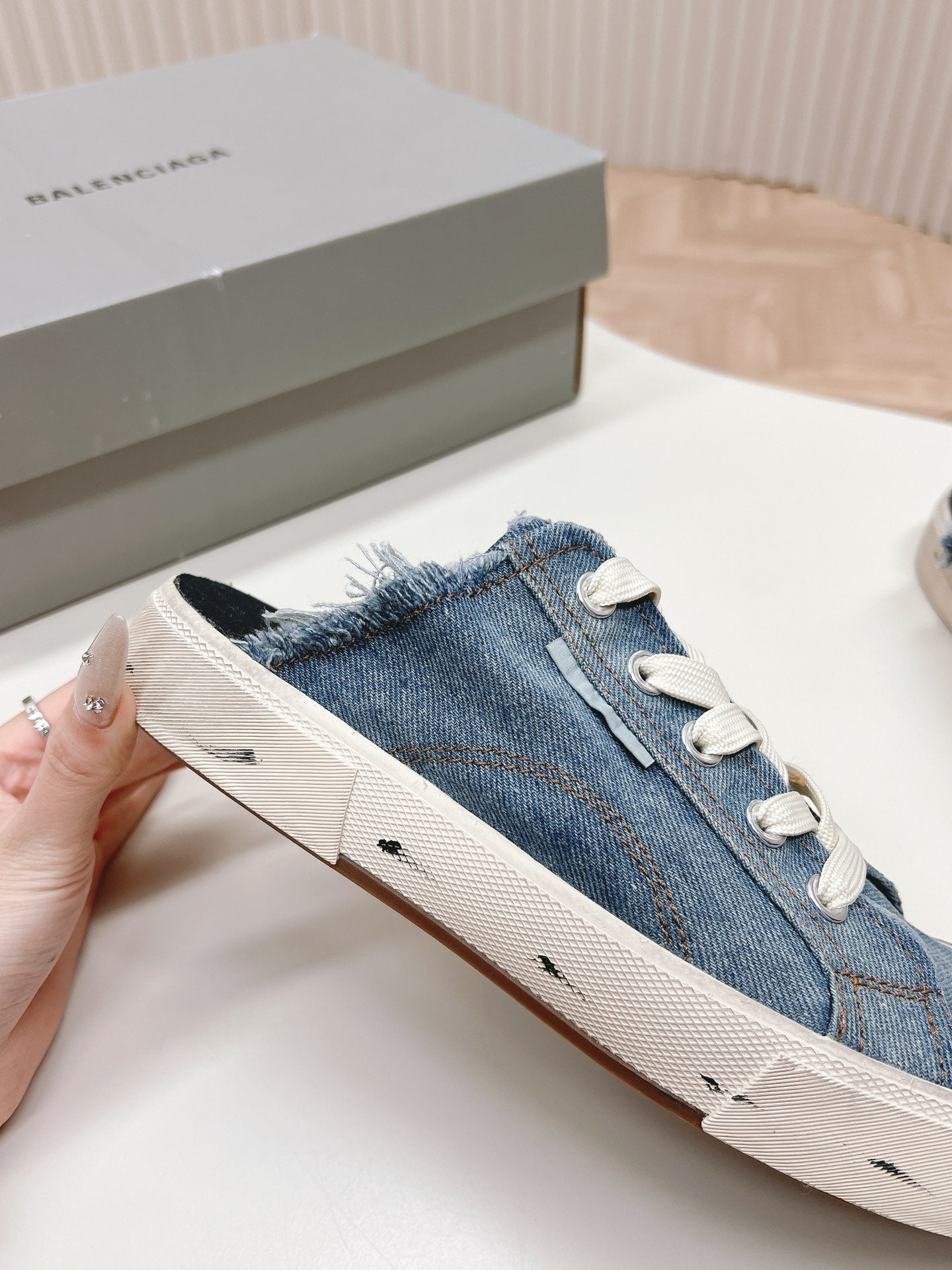 B-Sneakers