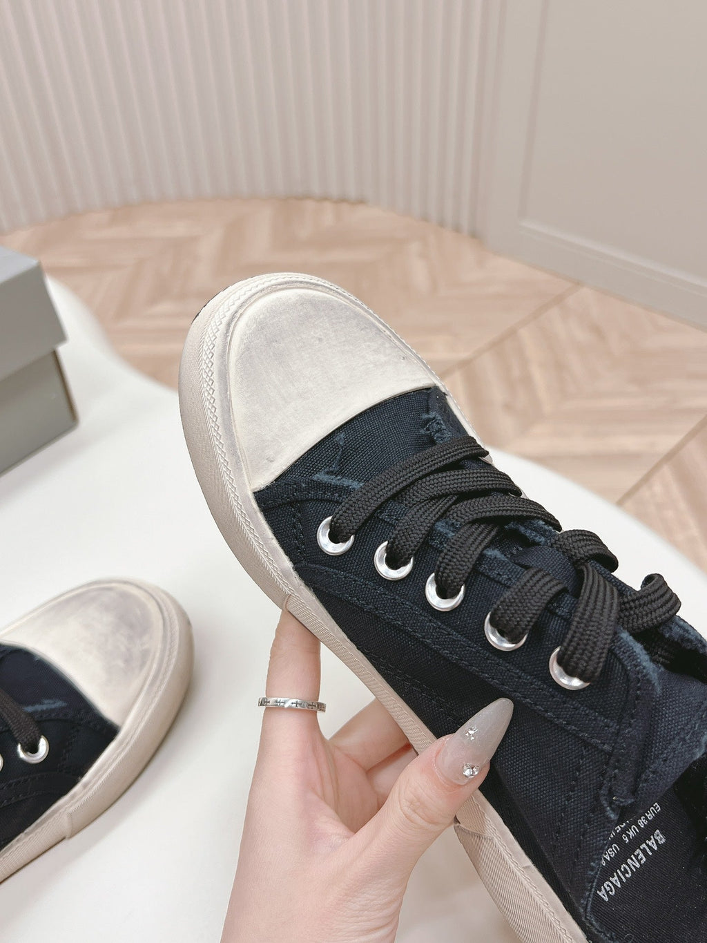 B-Sneakers
