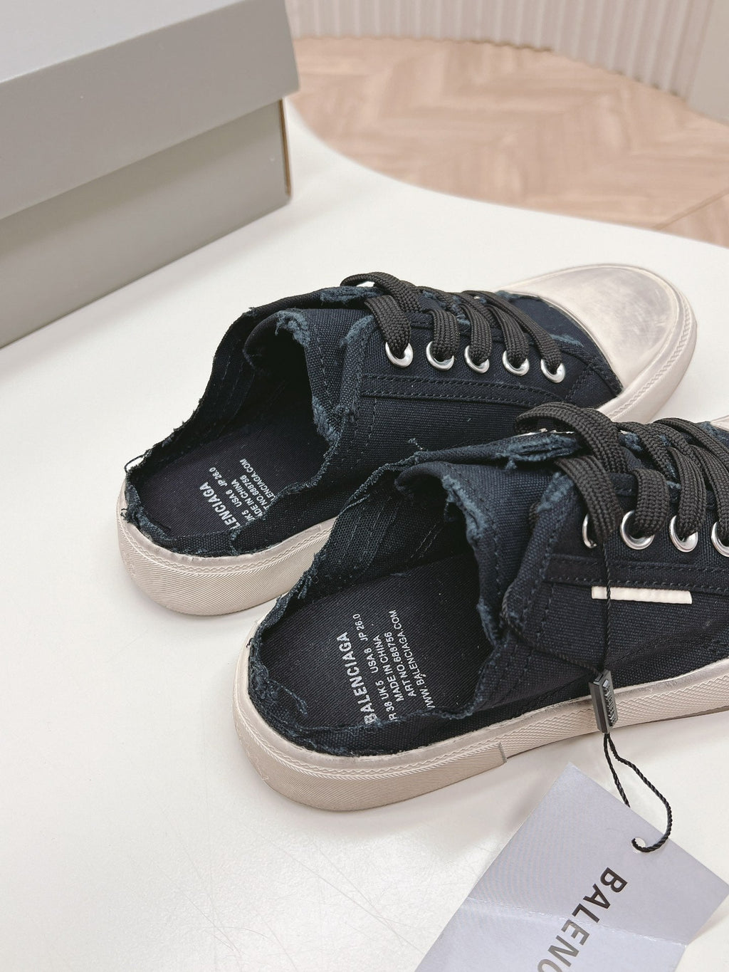 B-Sneakers
