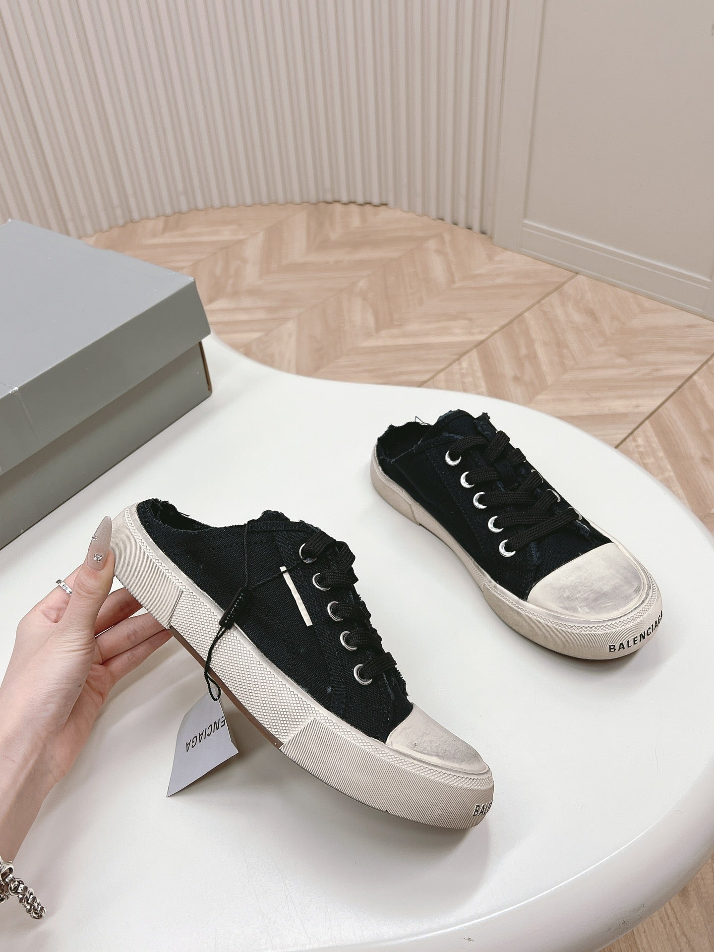 B-Sneakers