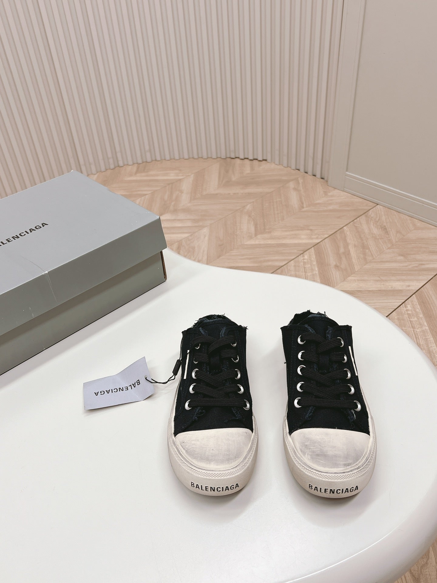 B-Sneakers