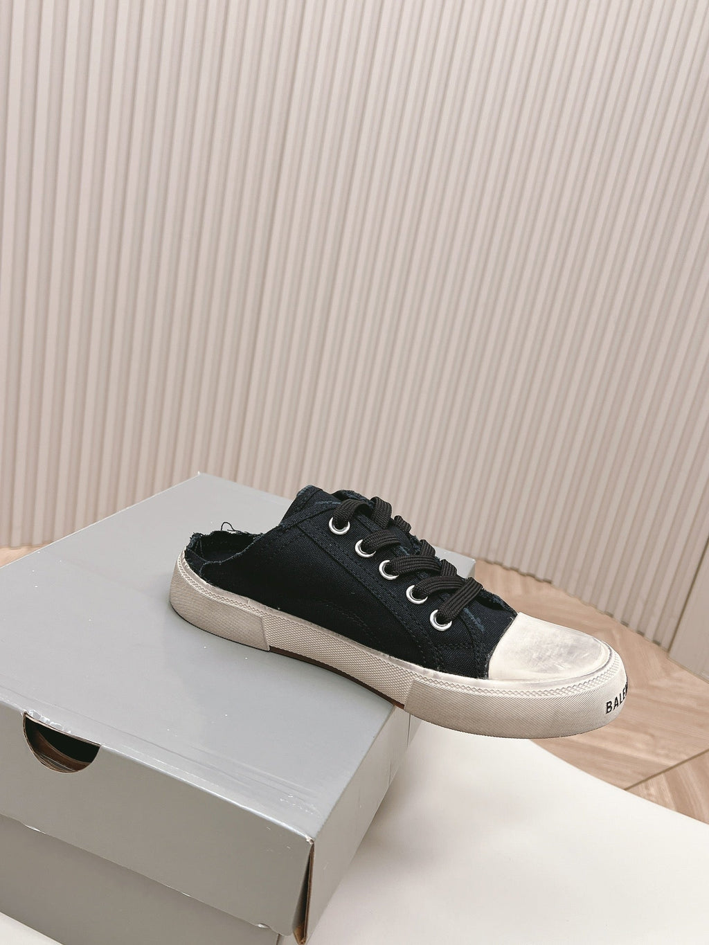 B-Sneakers