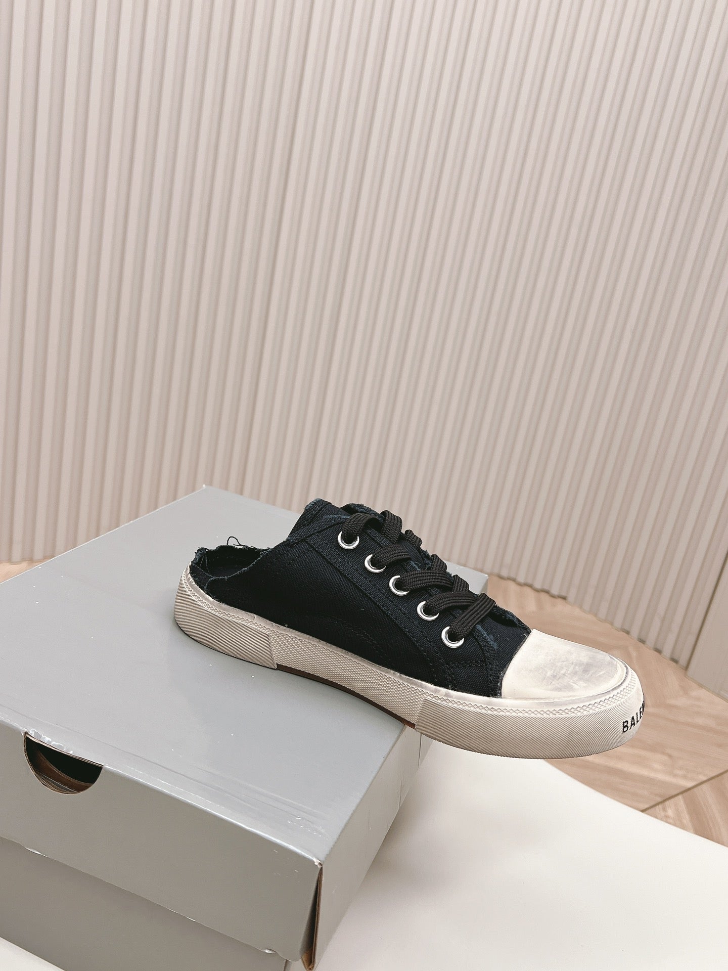 B-Sneakers