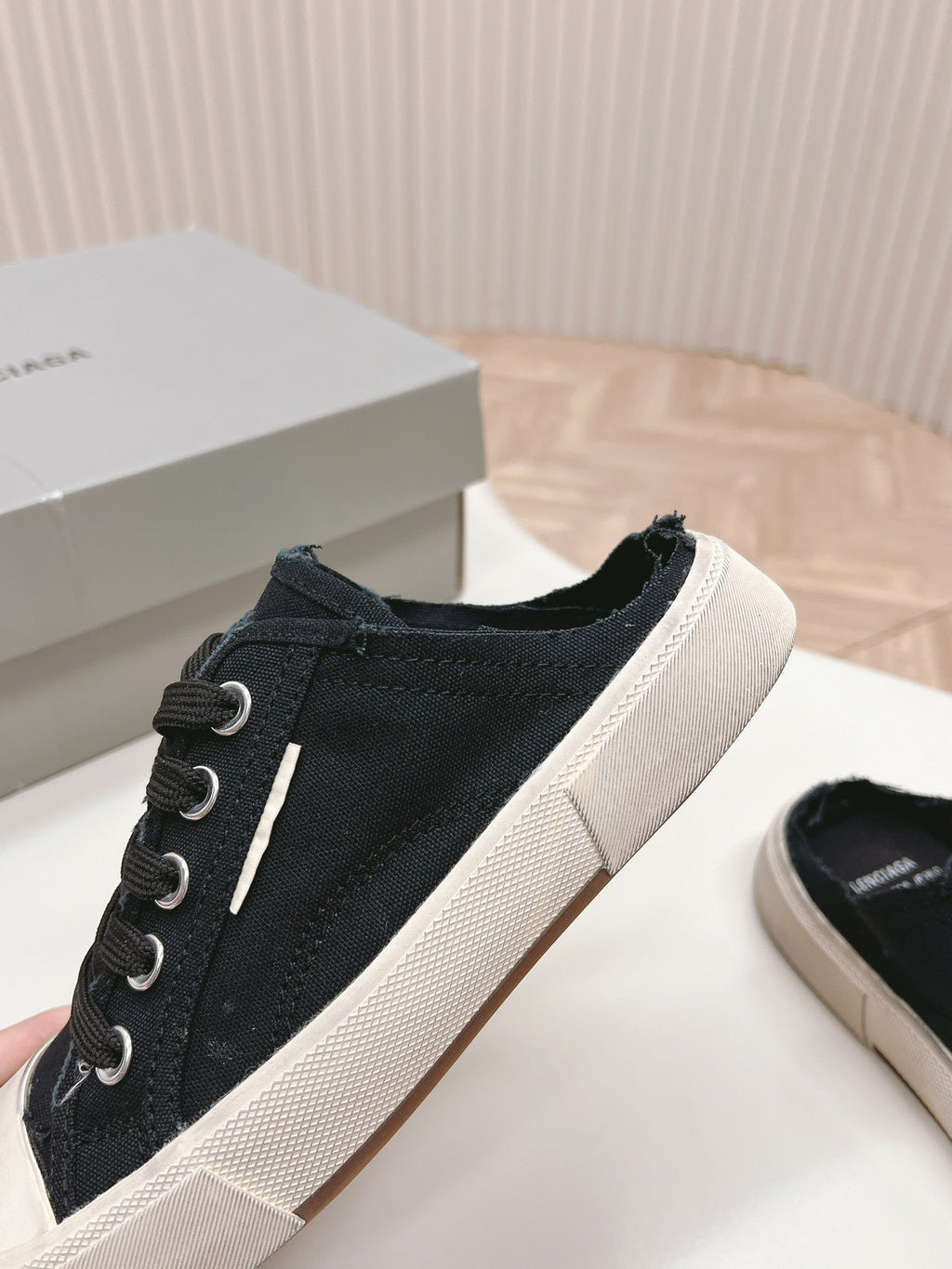 B-Sneakers