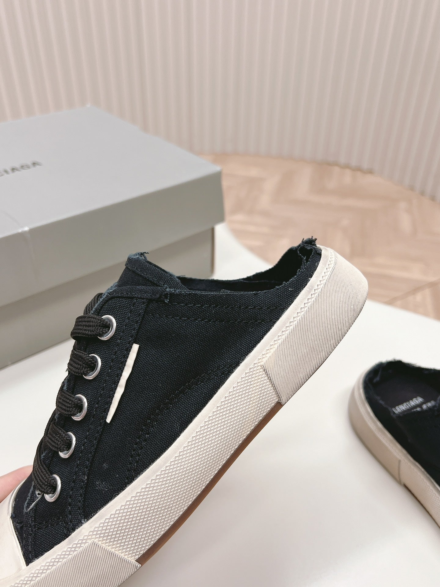 B-Sneakers