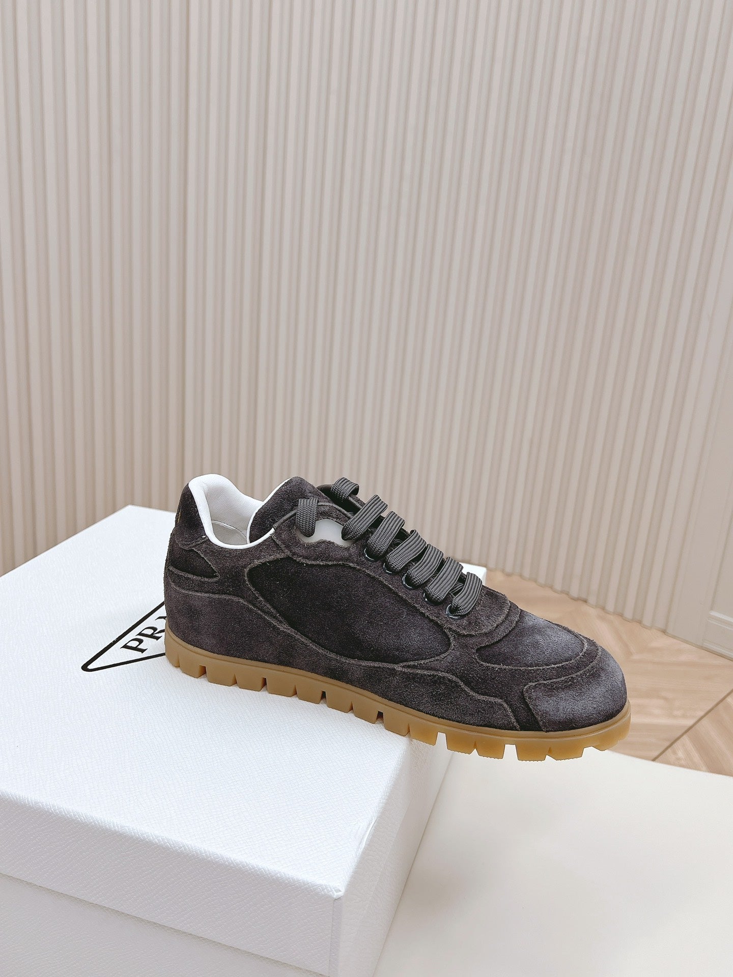 P-Sneakers