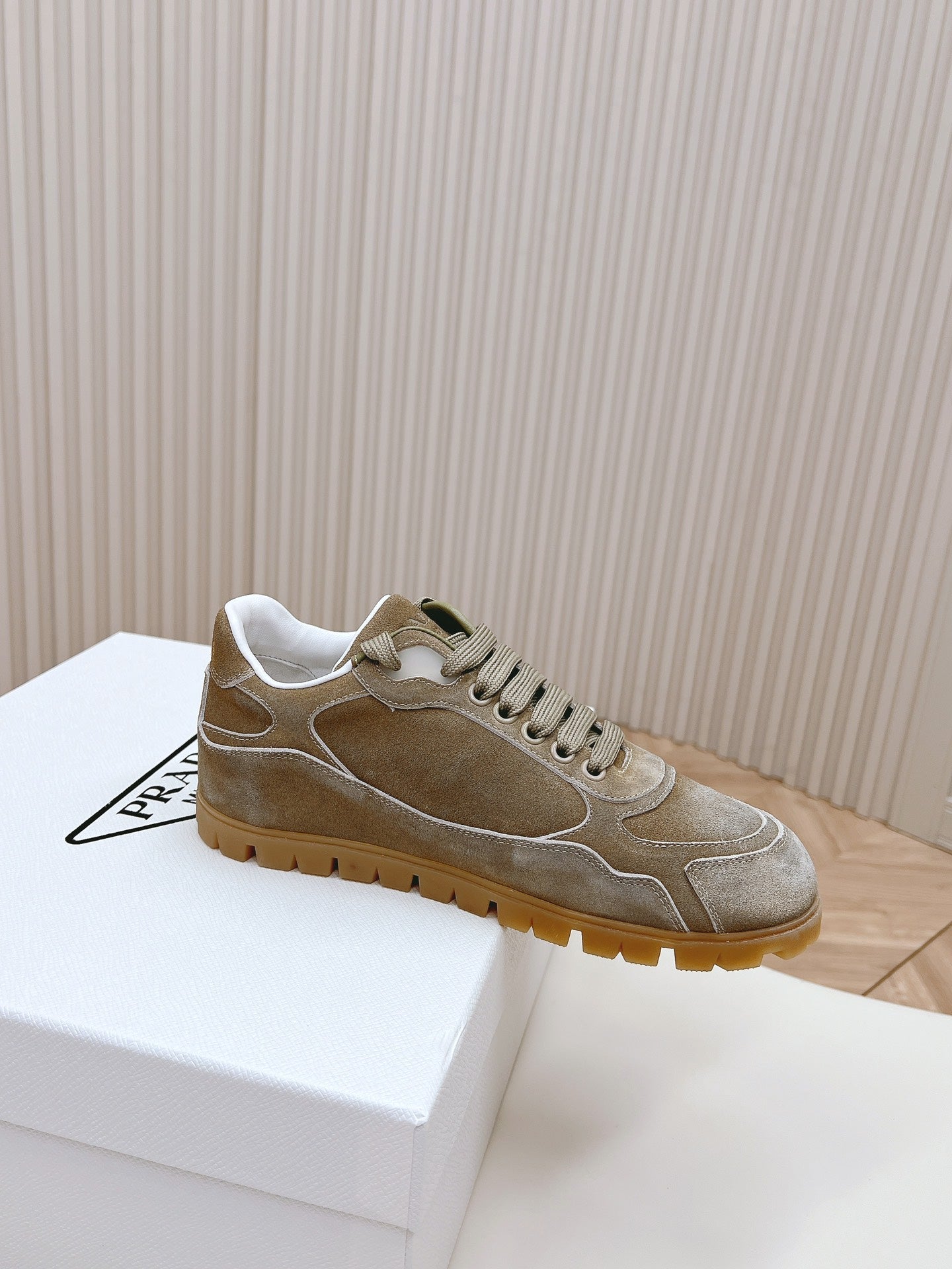 P-Sneakers
