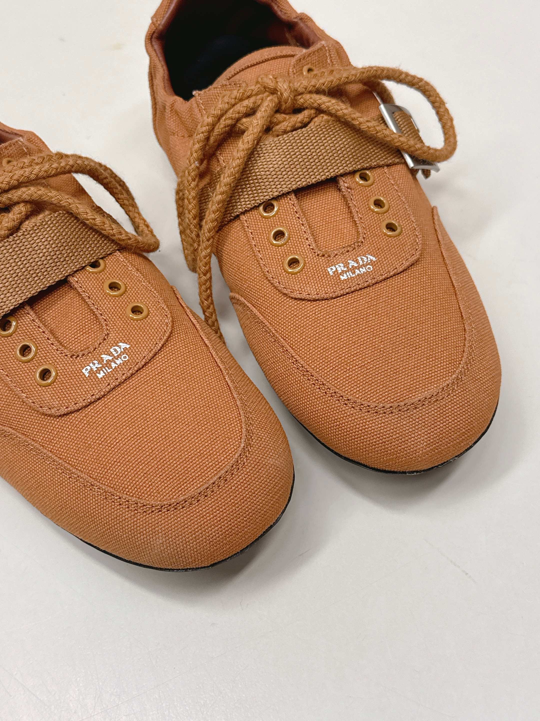 P-Sneakers