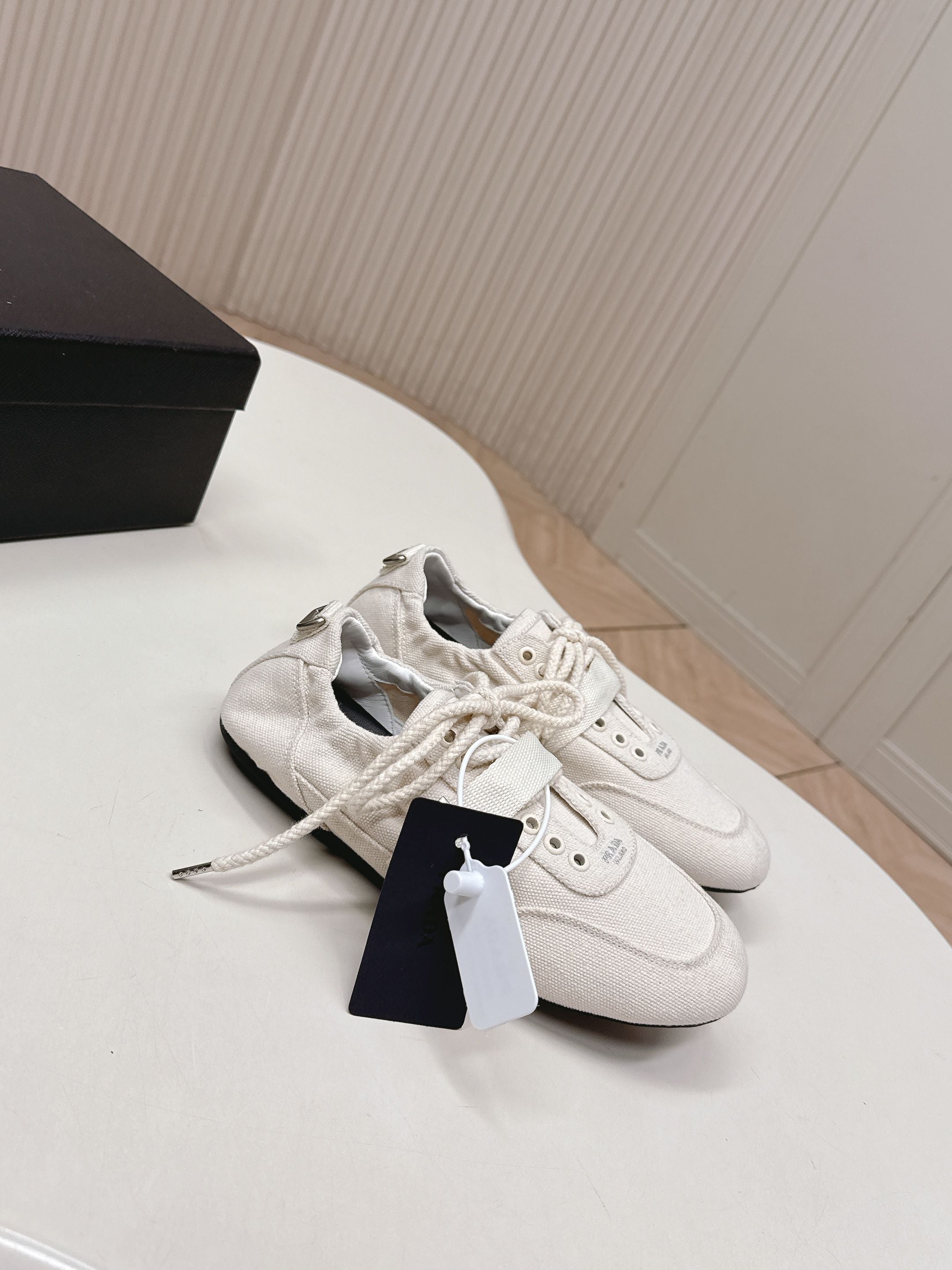 P-Sneakers