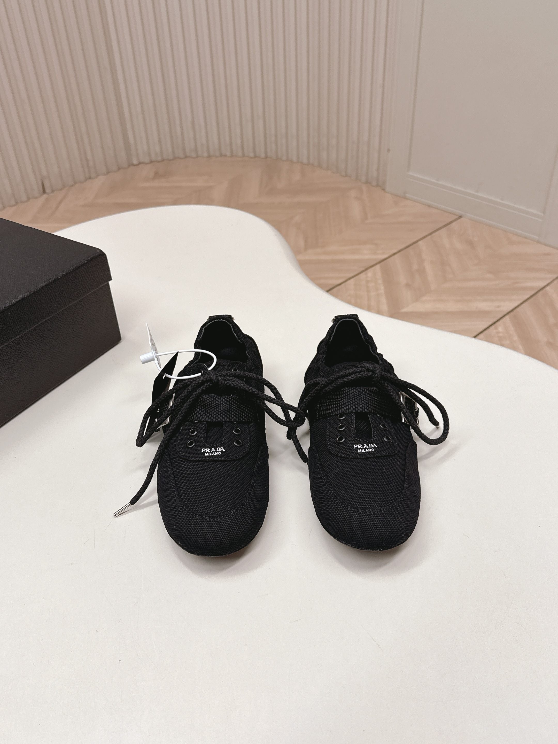 P-Sneakers