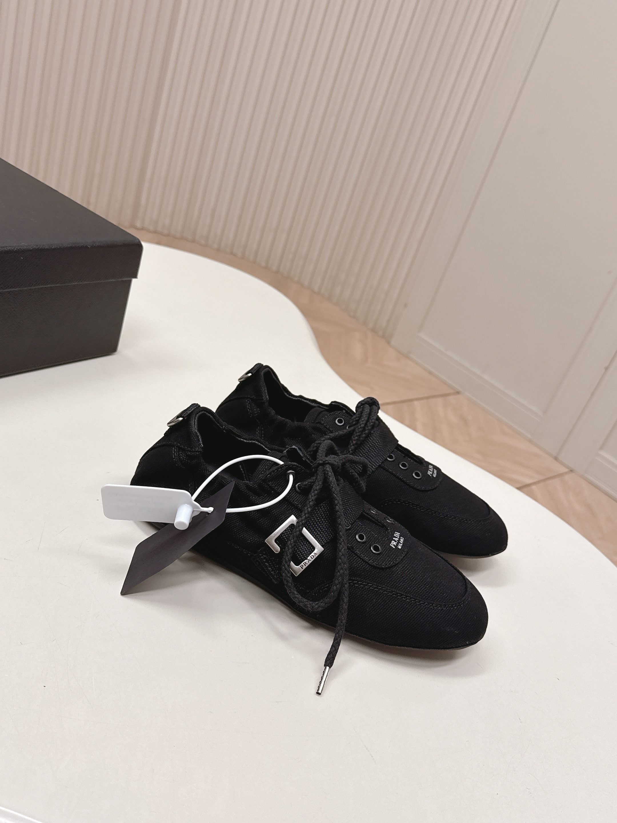 P-Sneakers