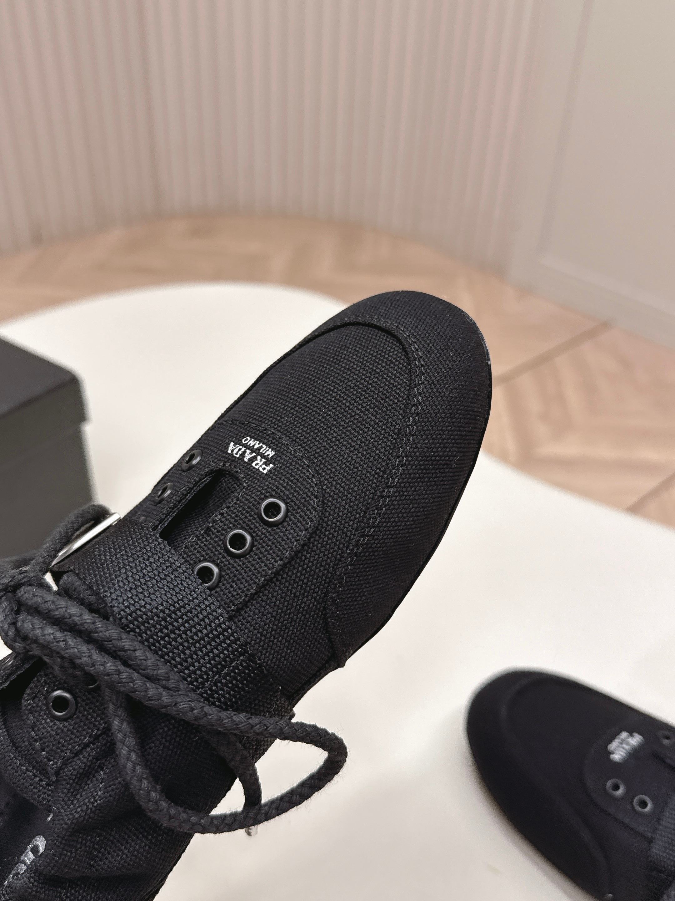 P-Sneakers