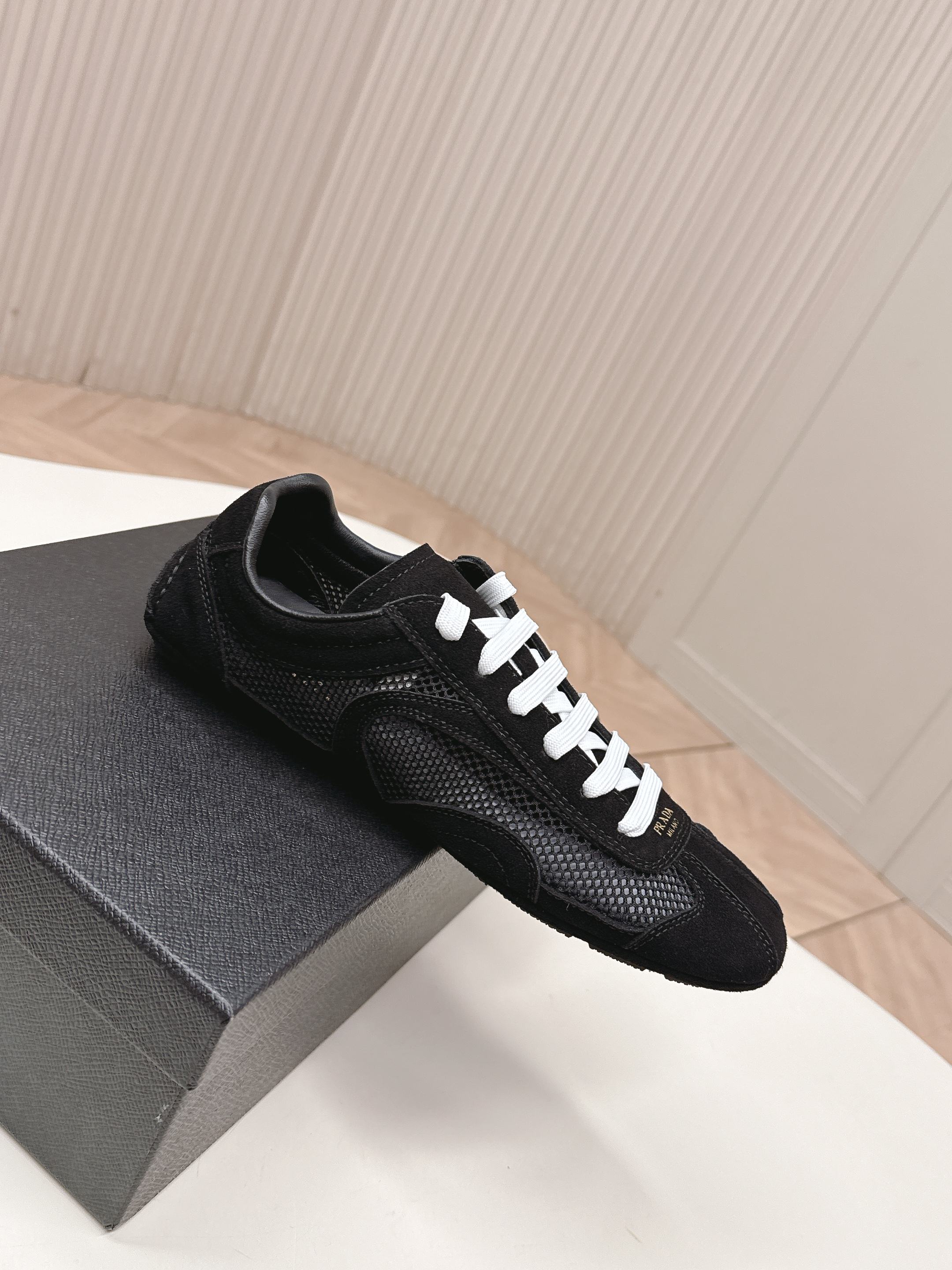P-Sneakers