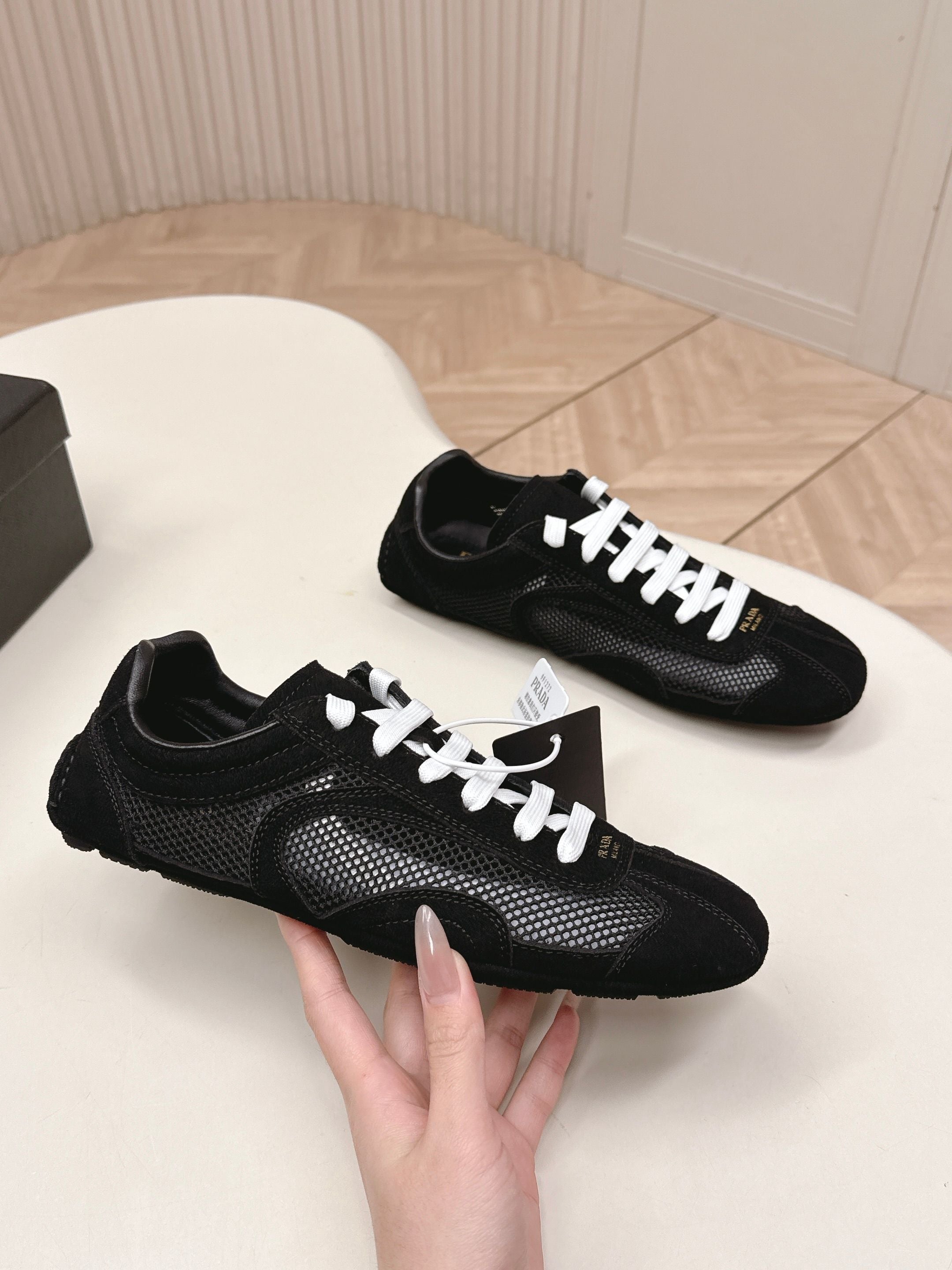 P-Sneakers