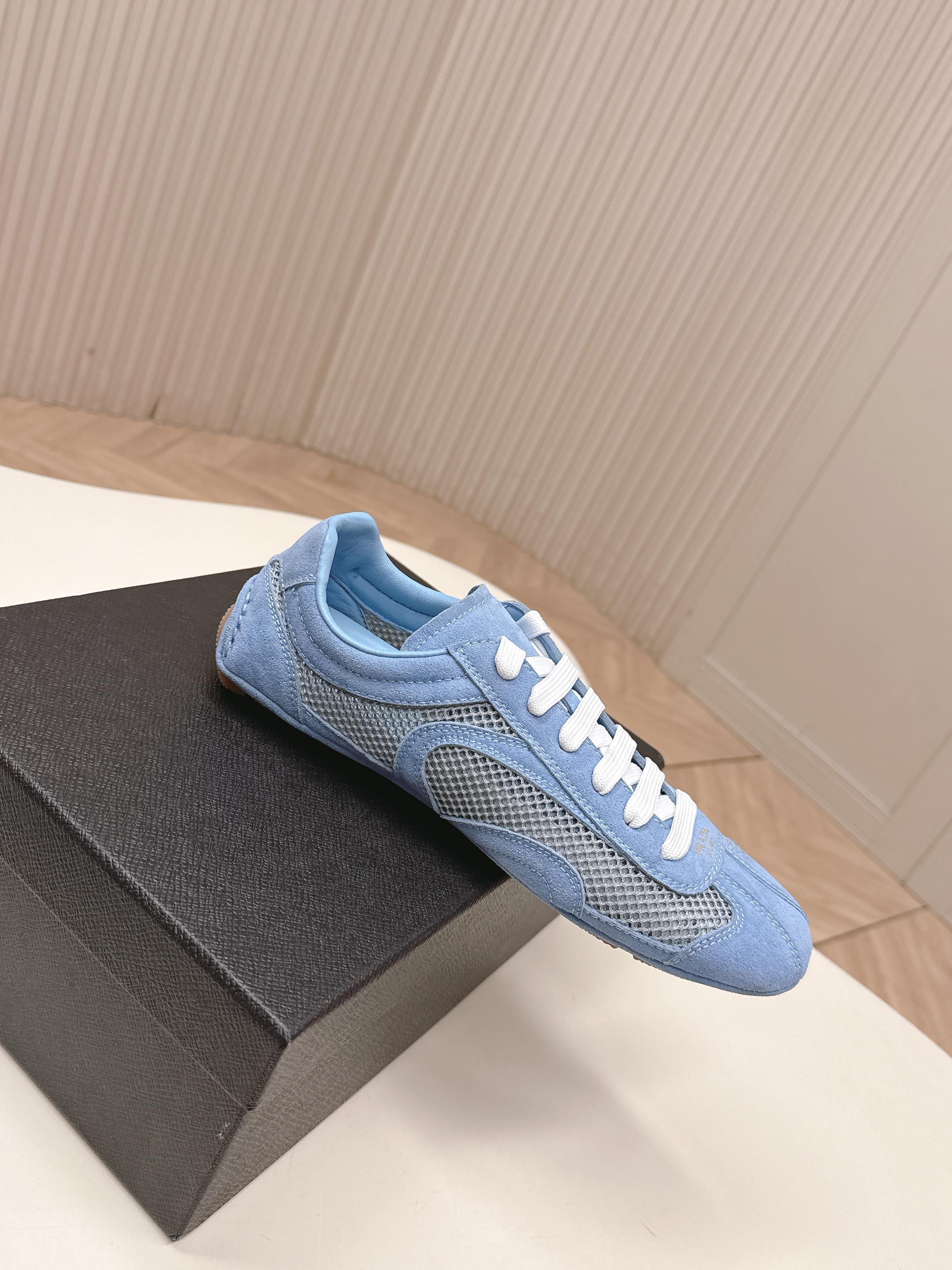 P-Sneakers