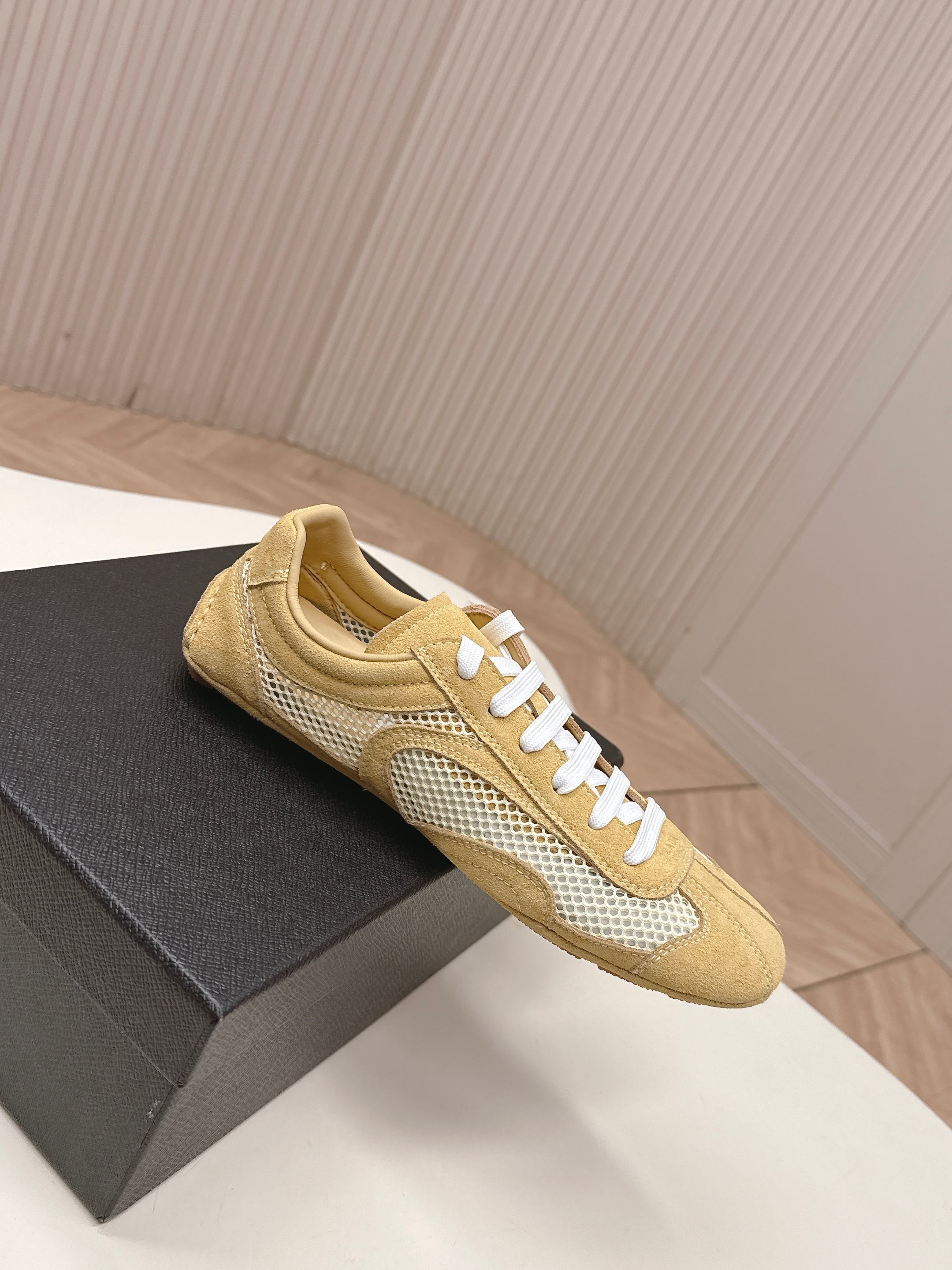 P-Sneakers