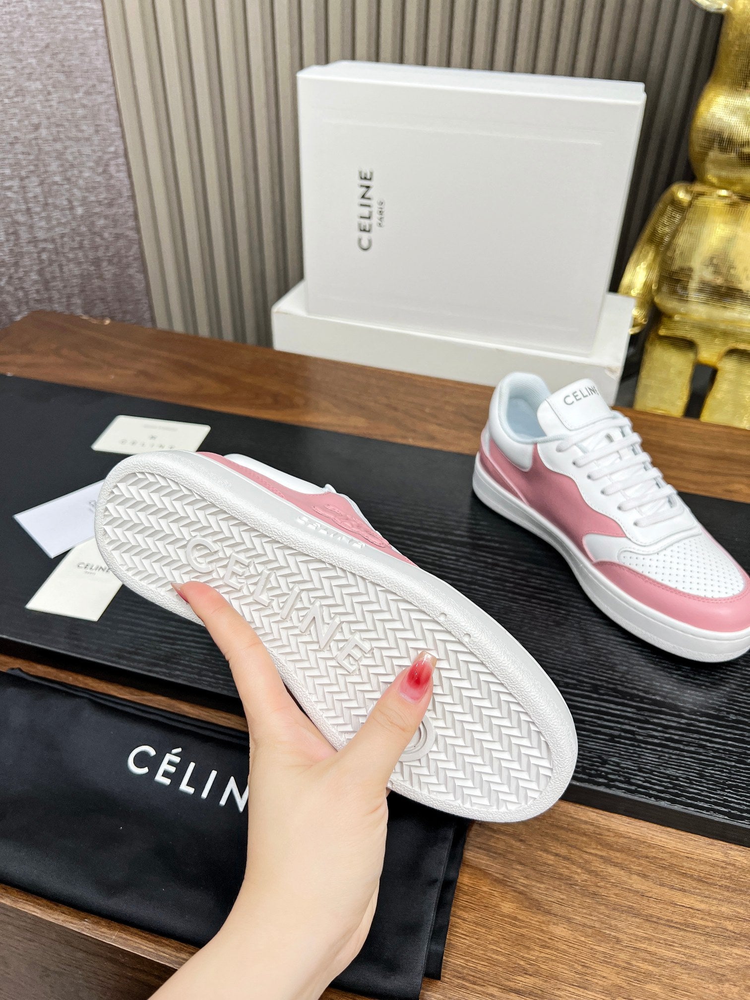 S-Sneakers