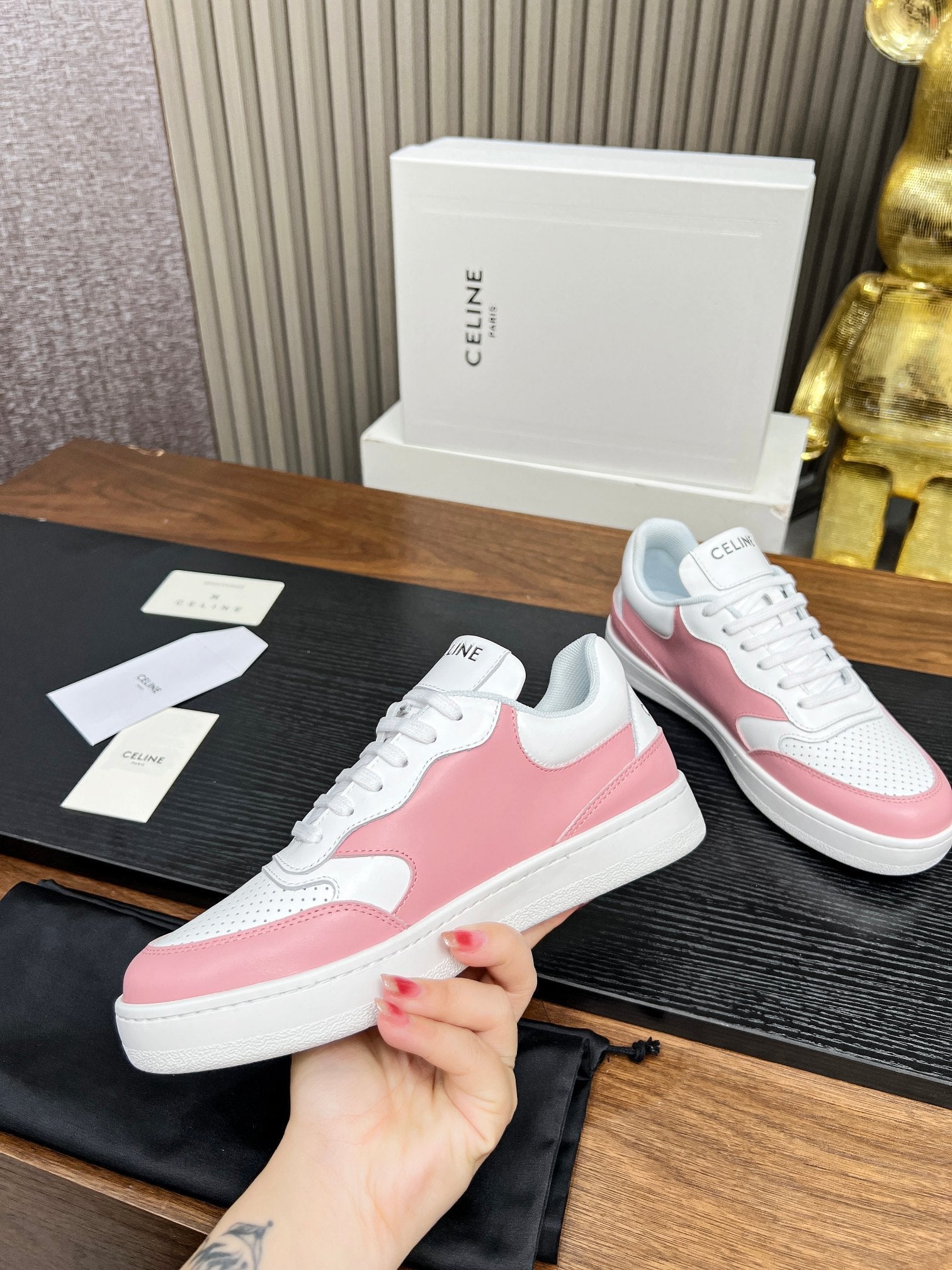 S-Sneakers