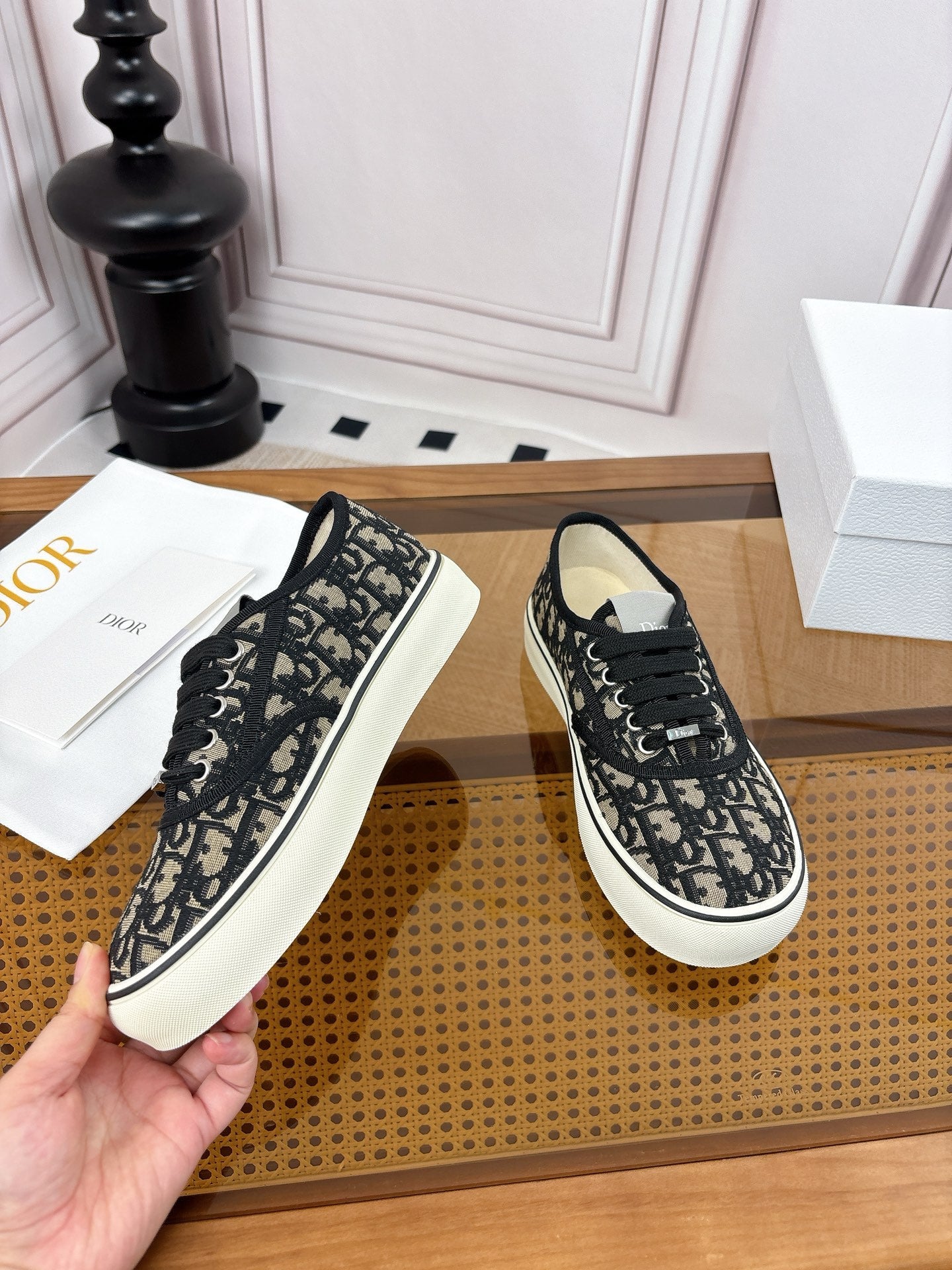 D-Sneakers