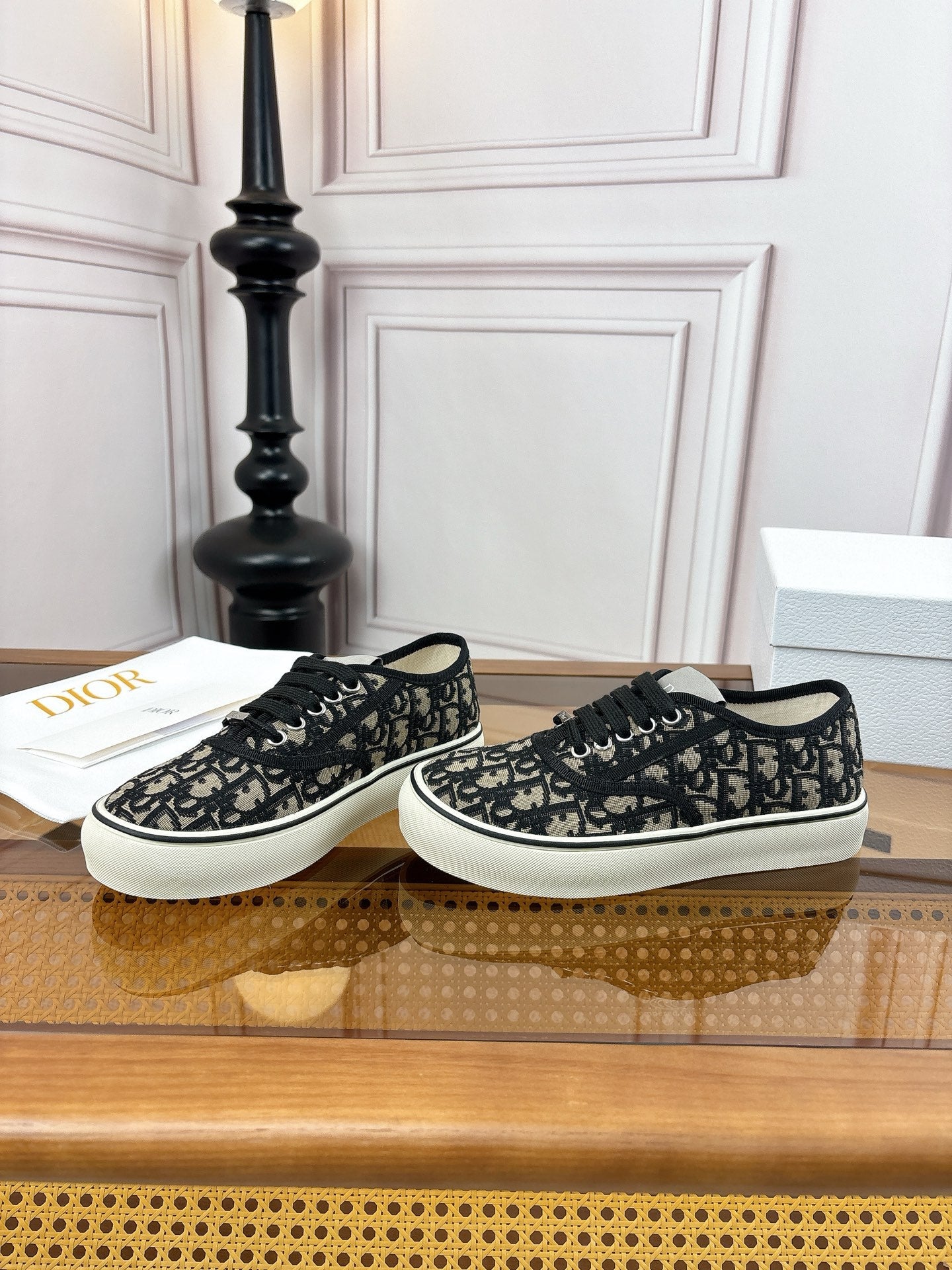 D-Sneakers