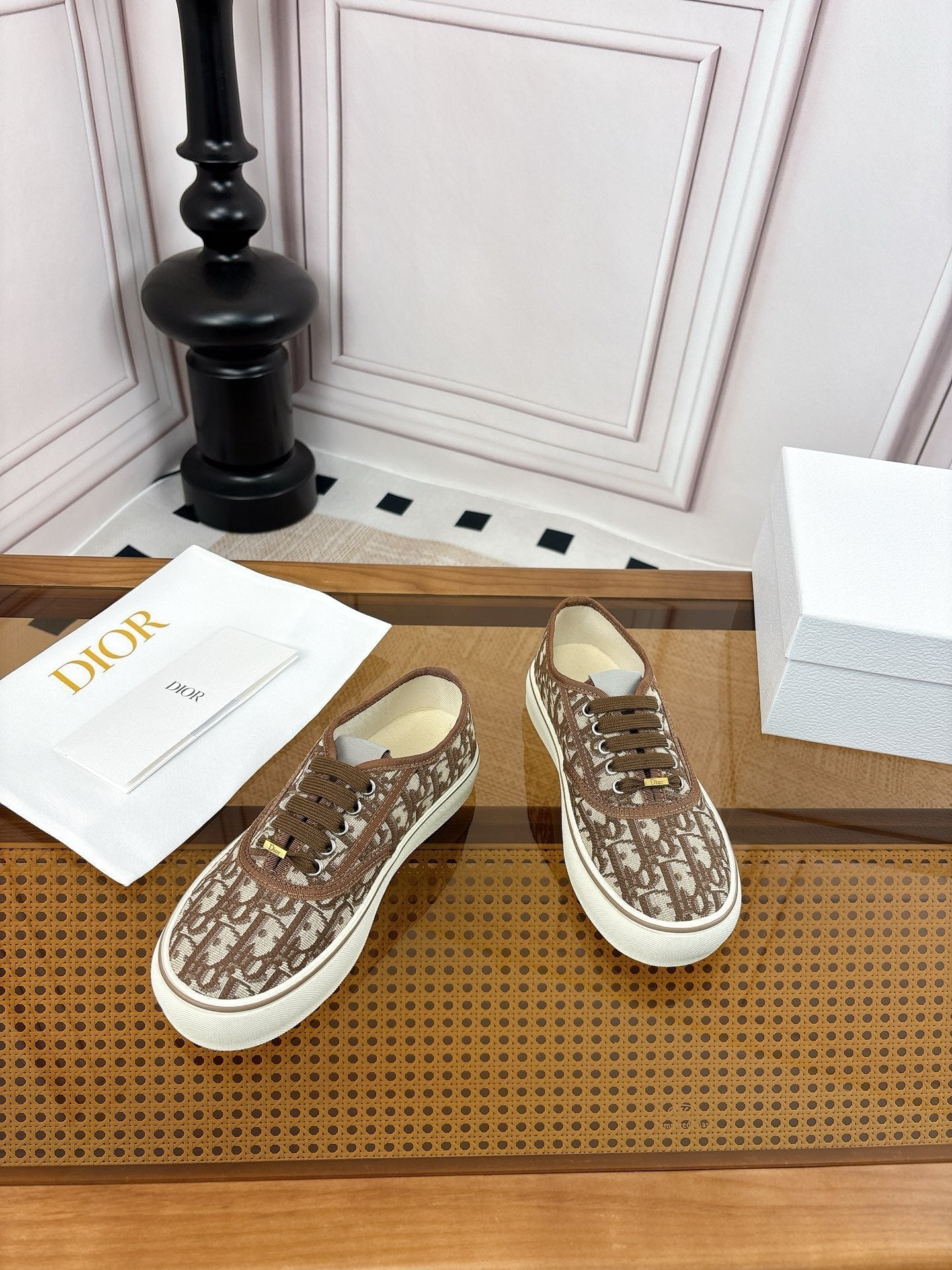D-Sneakers