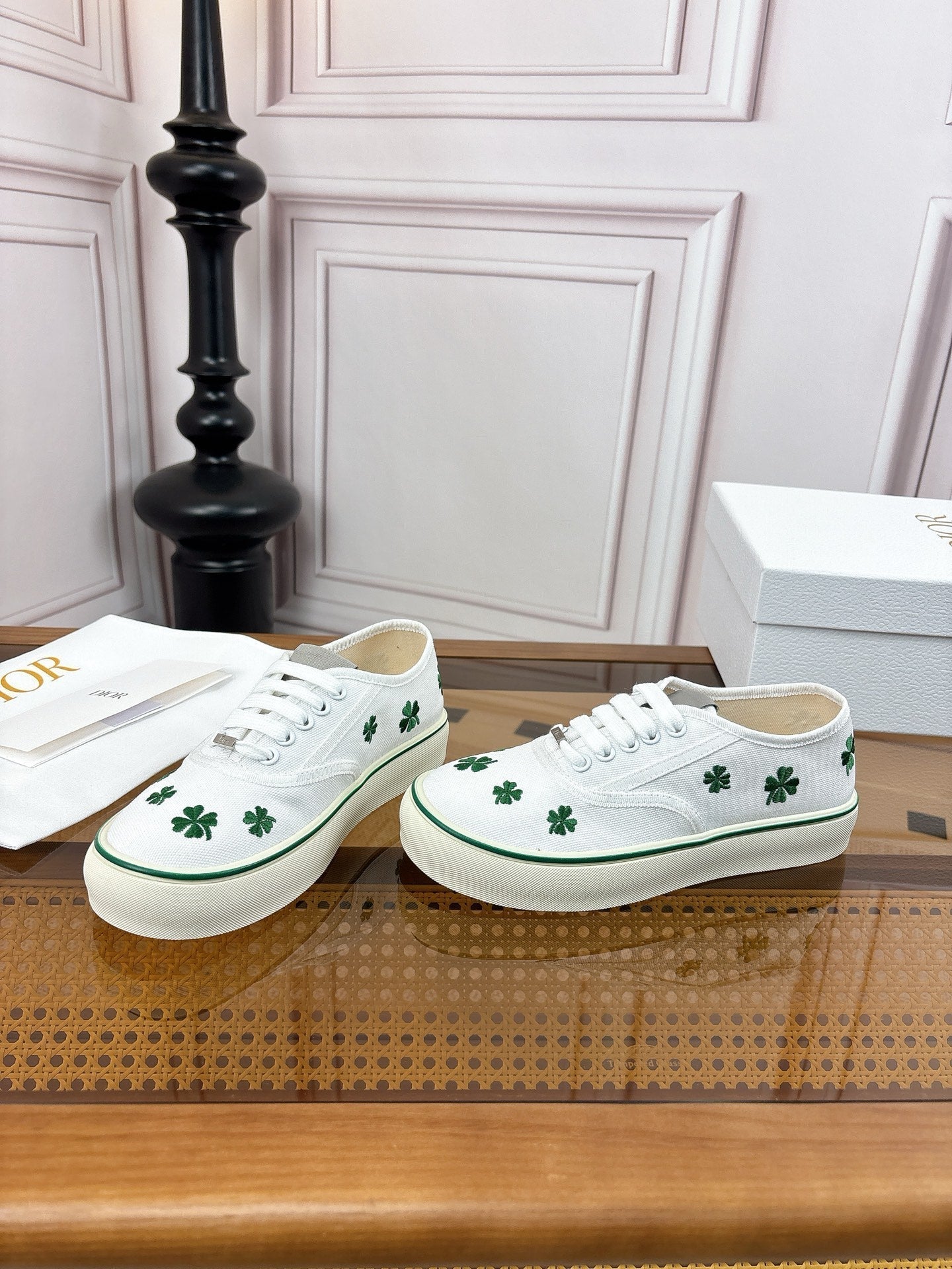D-Sneakers