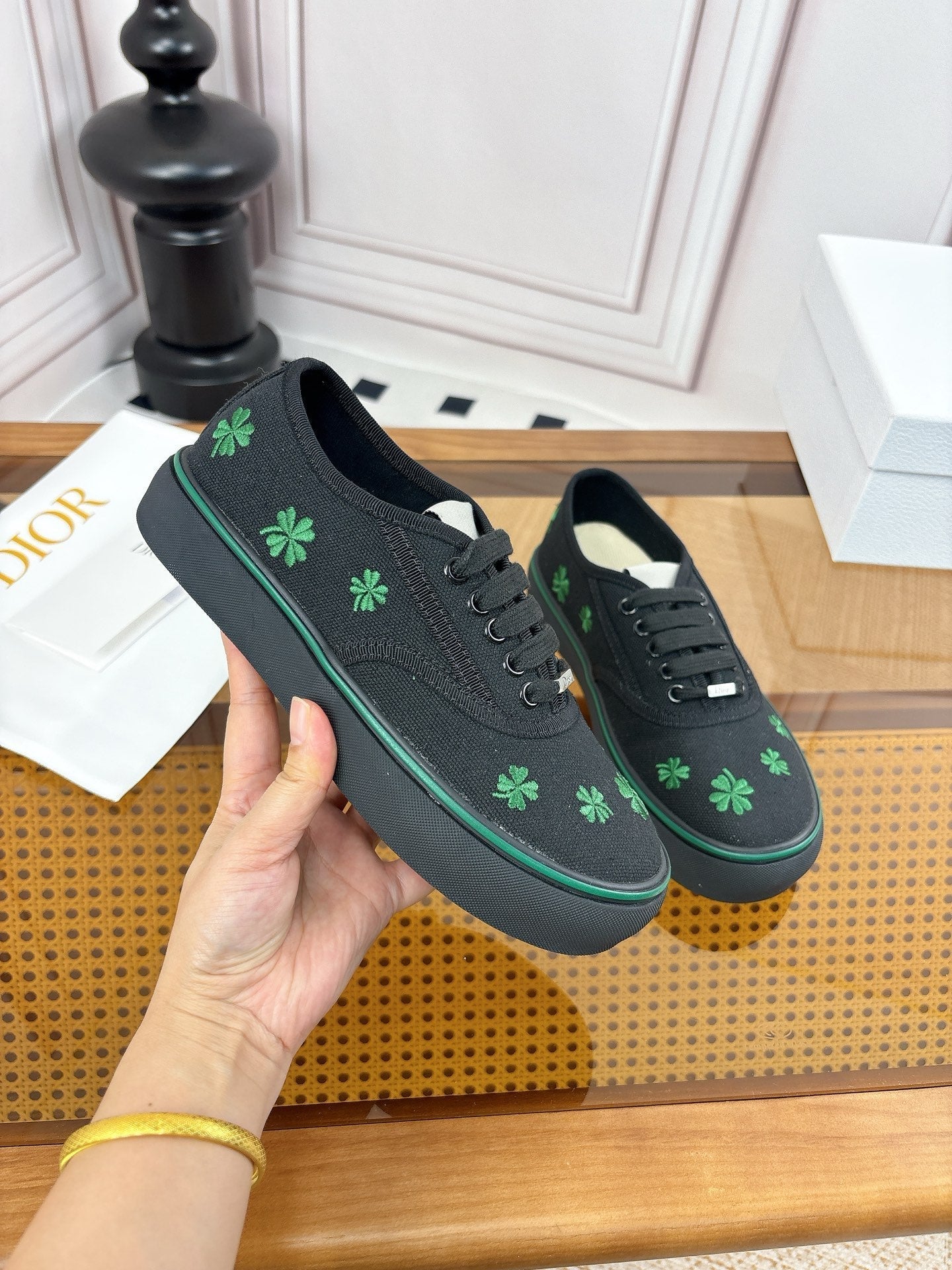 D-Sneakers