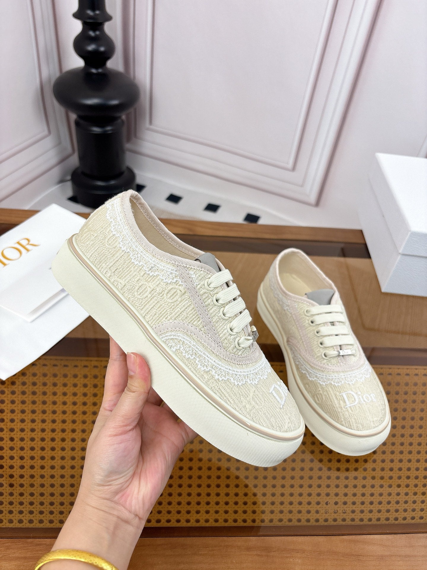 D-Sneakers