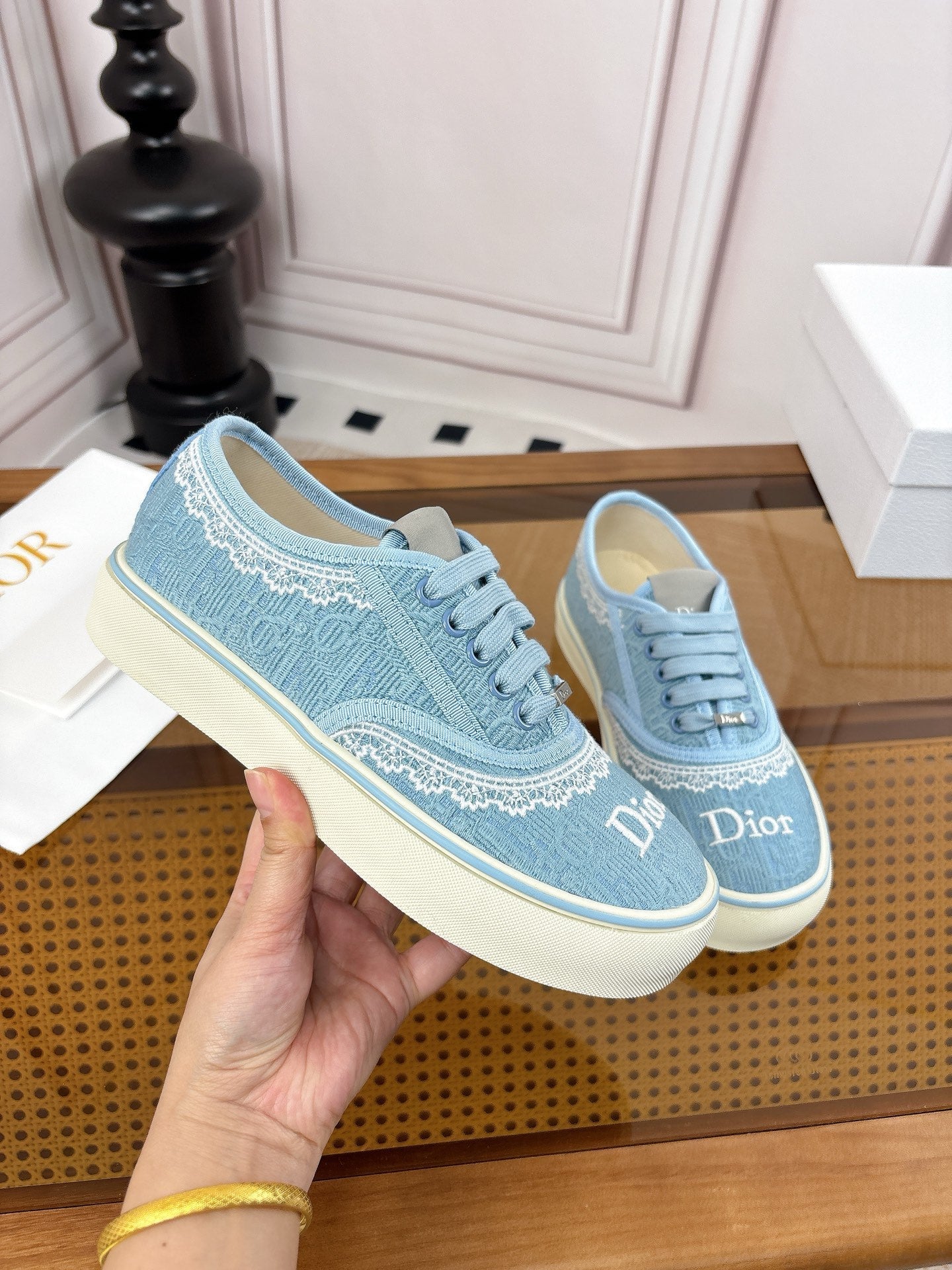 D-Sneakers