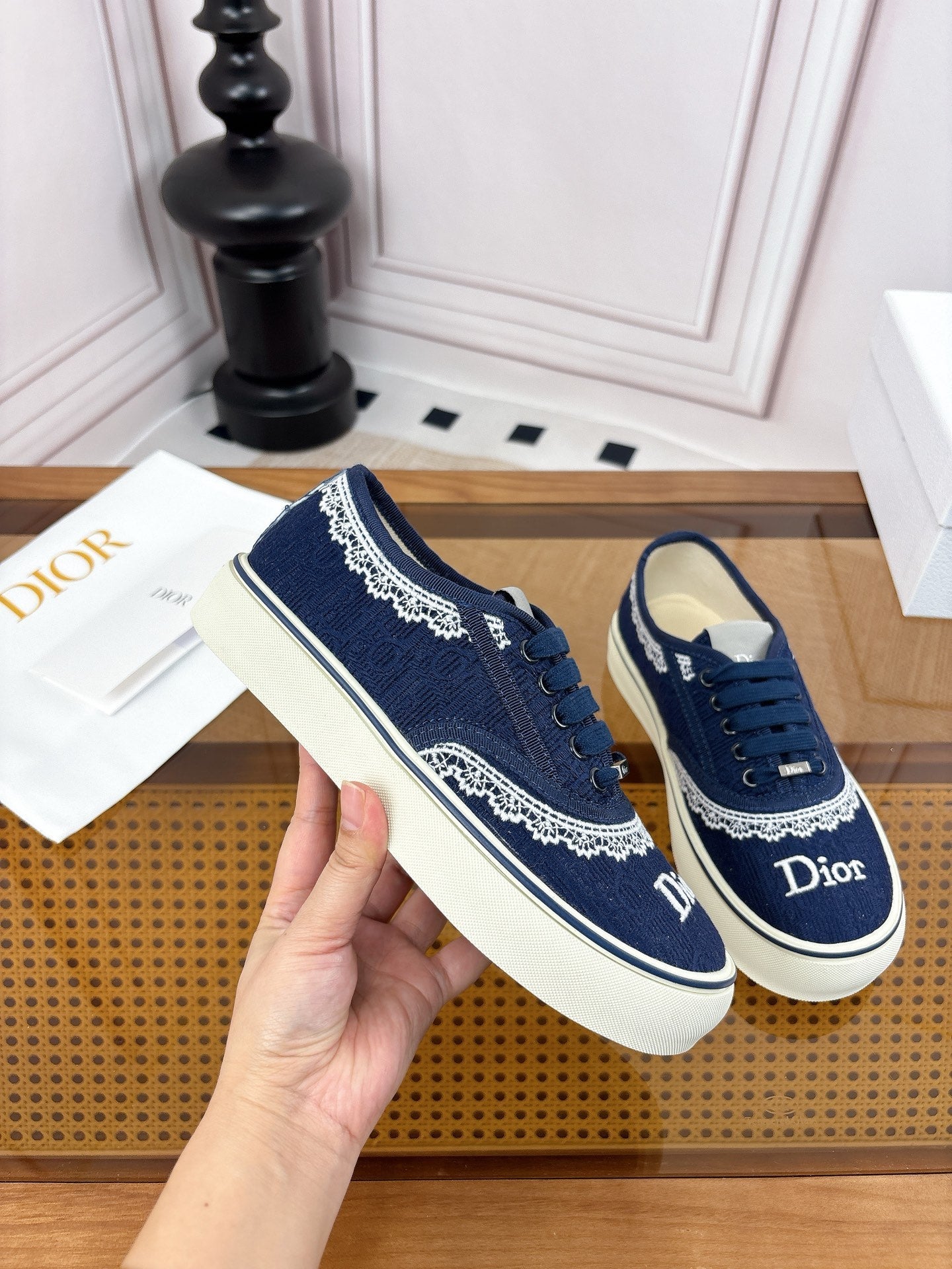 D-Sneakers