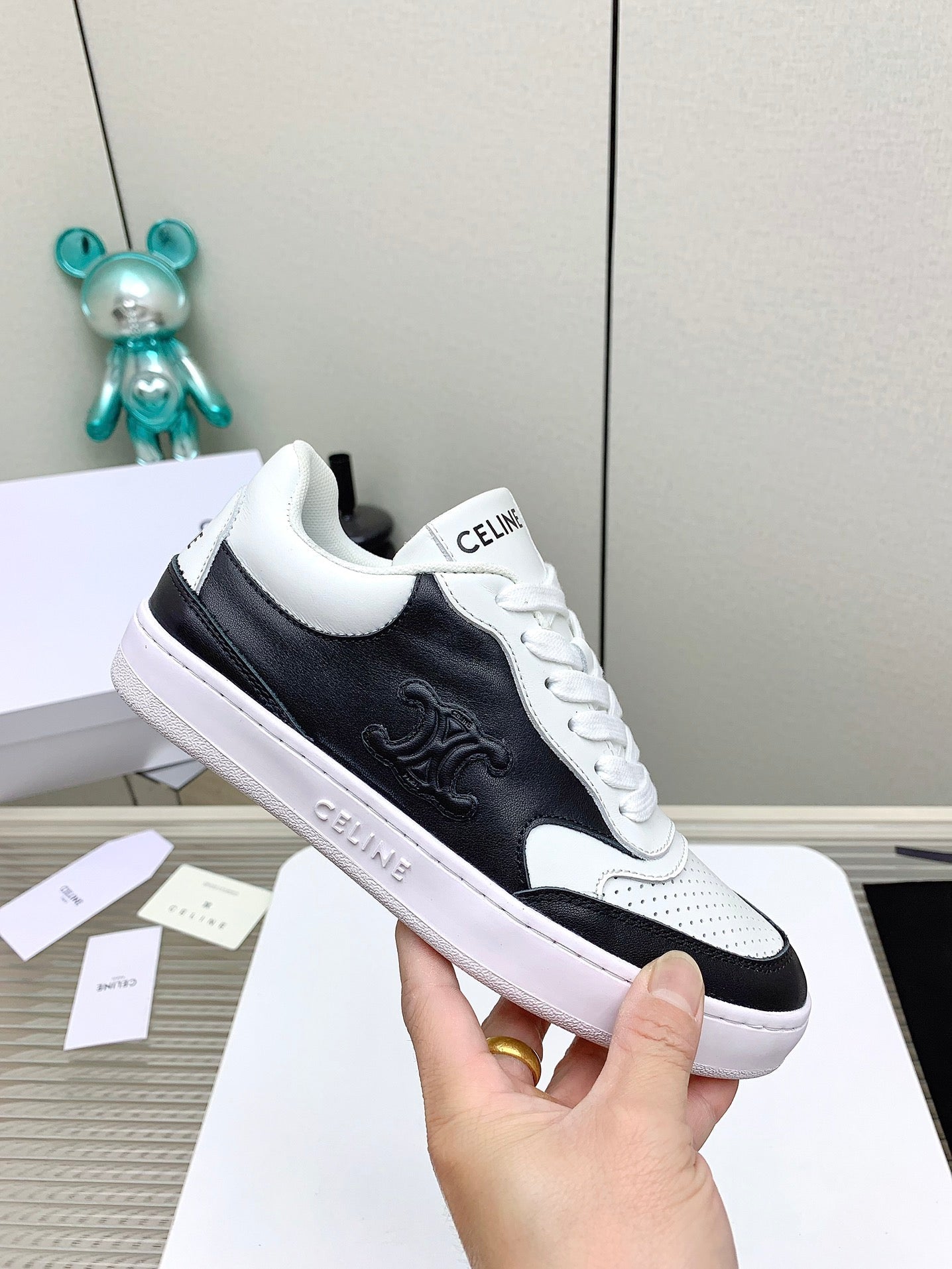 S-Sneakers