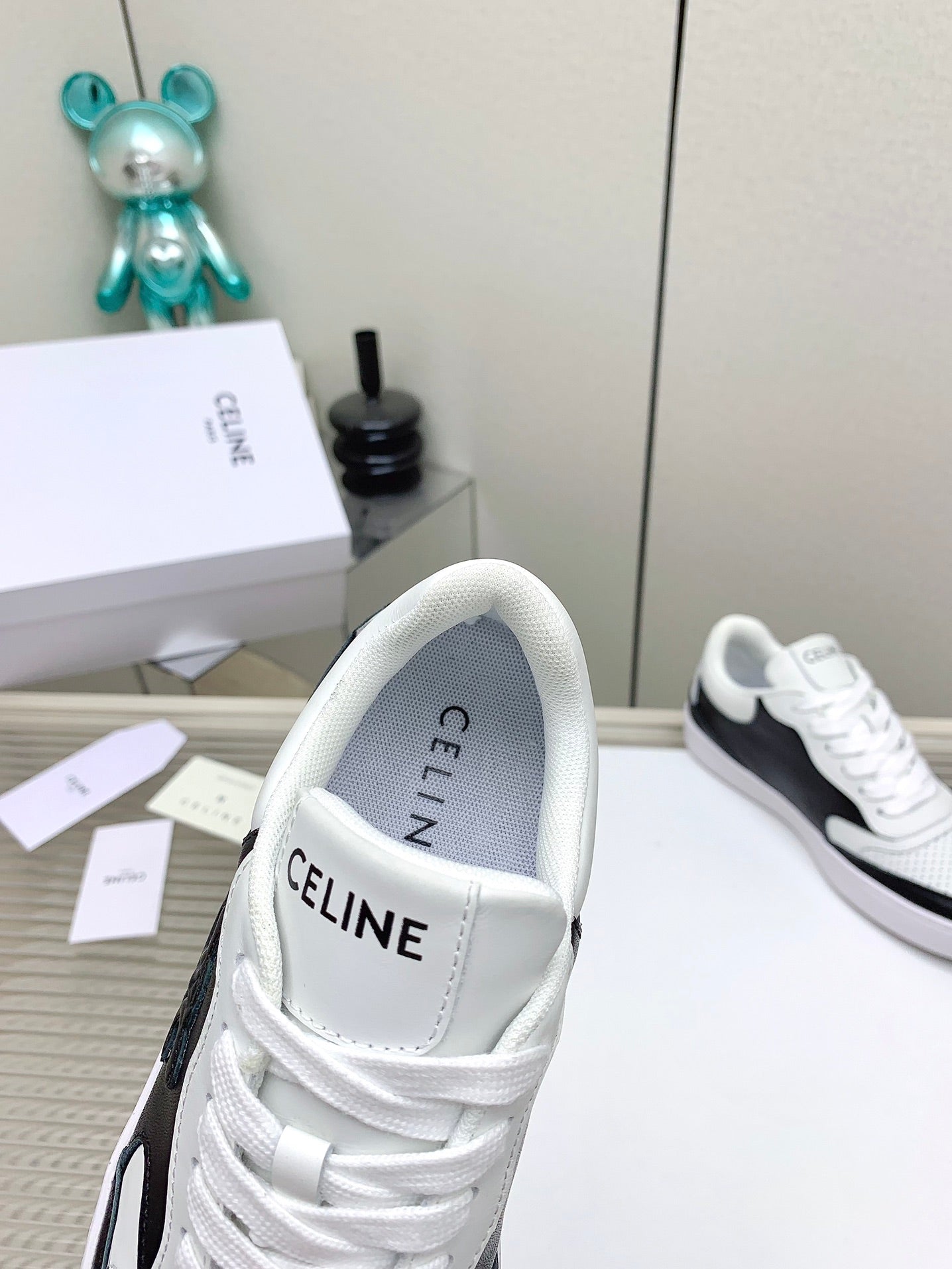 S-Sneakers