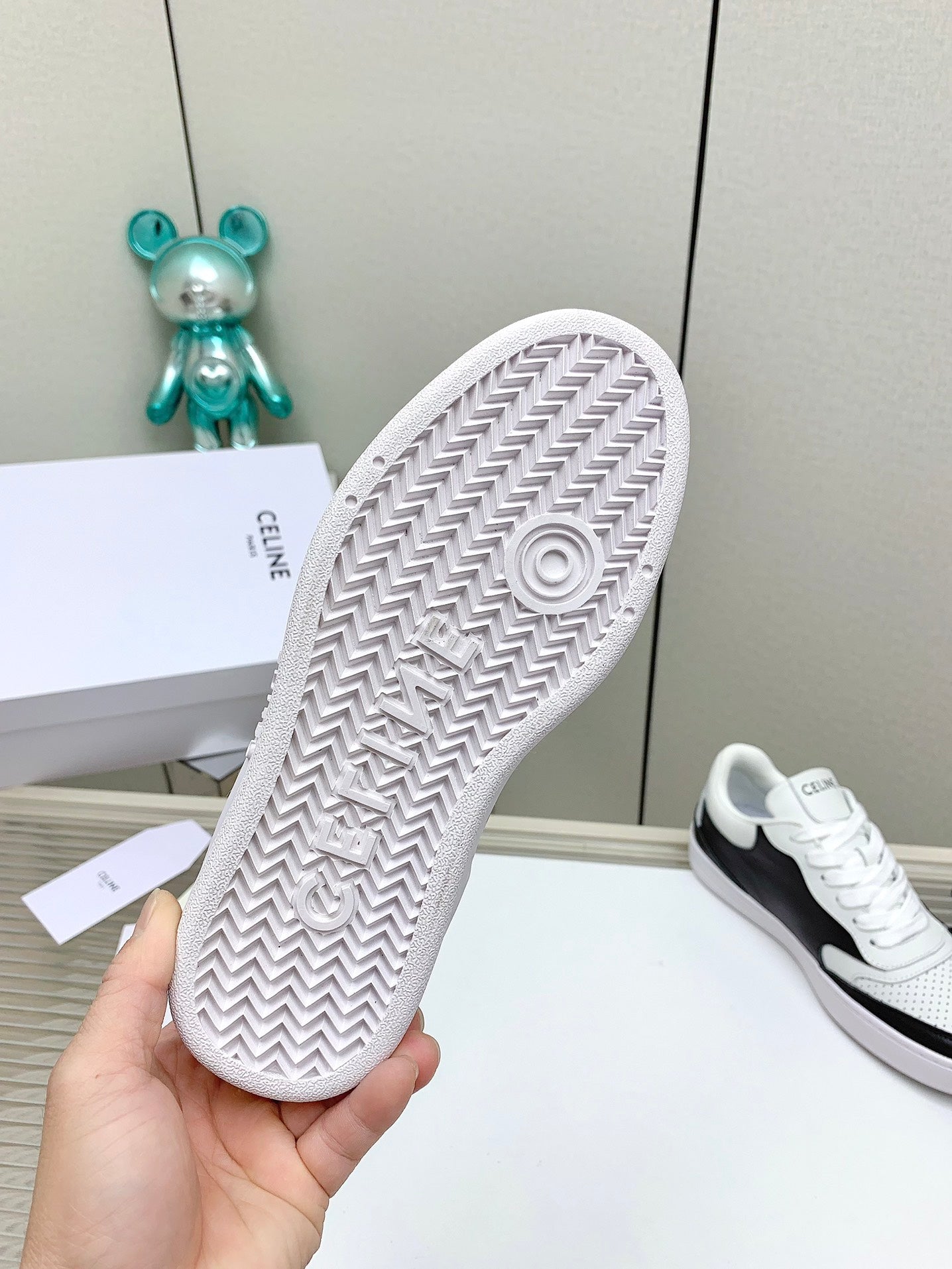 S-Sneakers