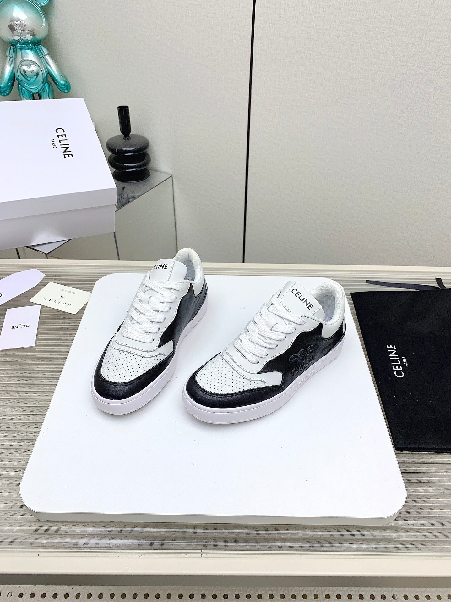 S-Sneakers