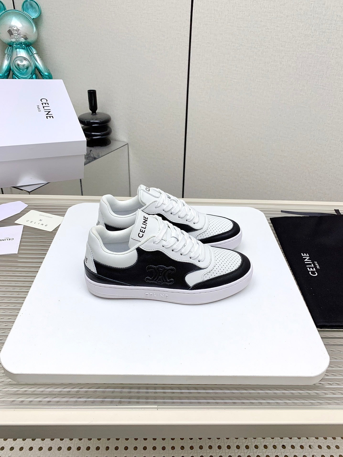 S-Sneakers