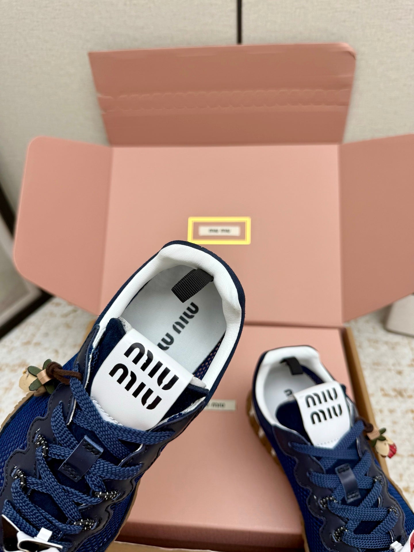 M-Sneakers