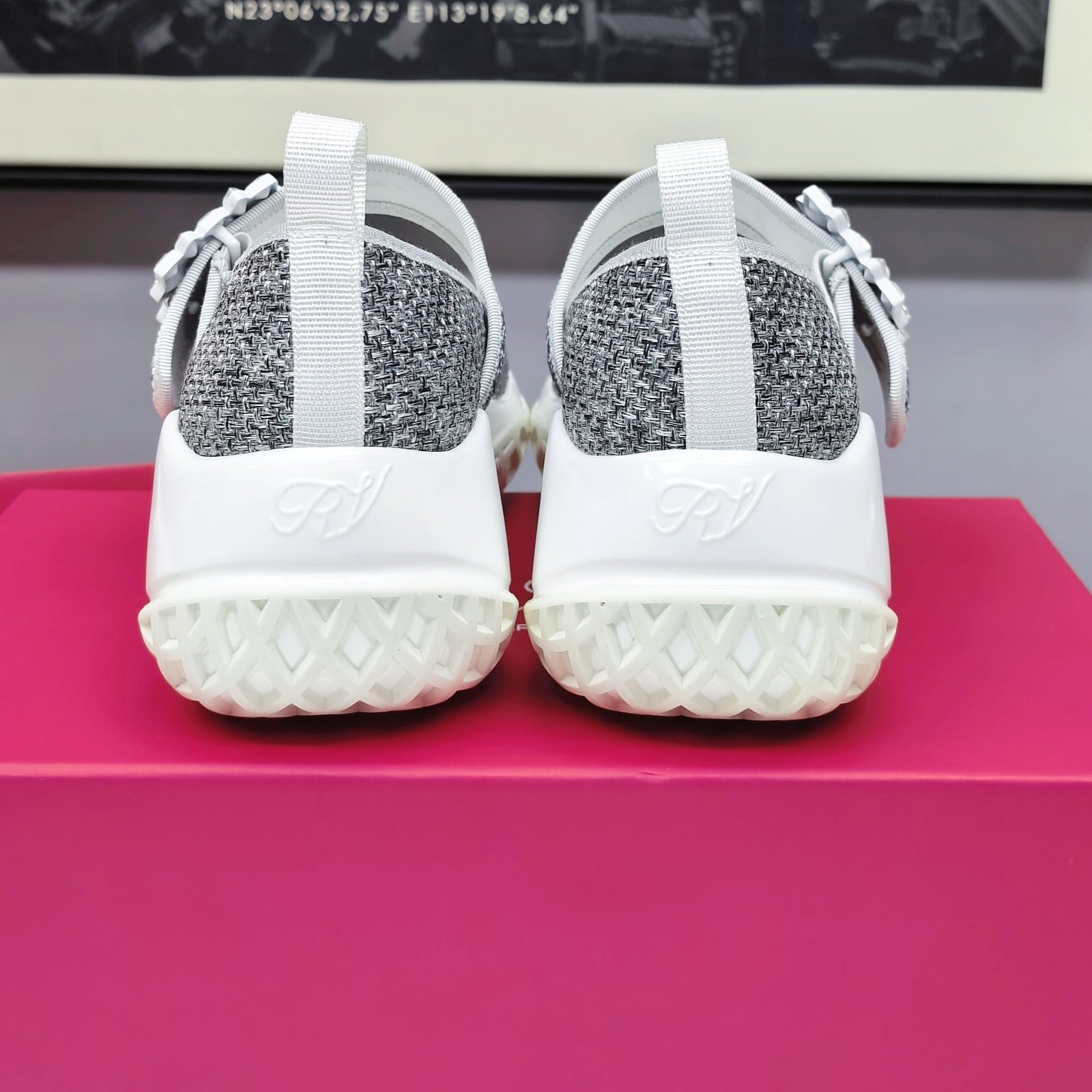 R-Sneakers