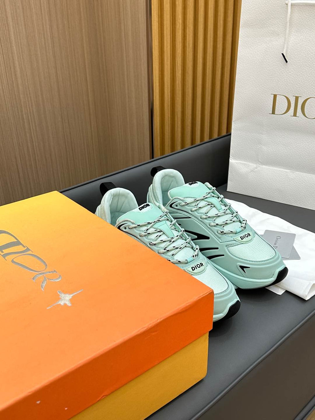 D-Sneakers