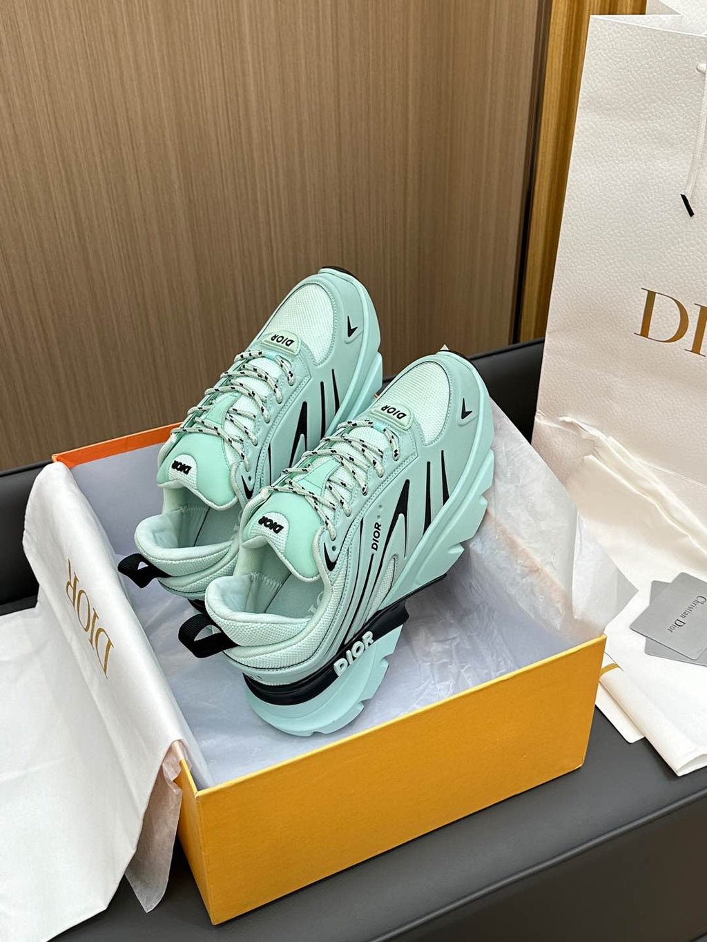 D-Sneakers