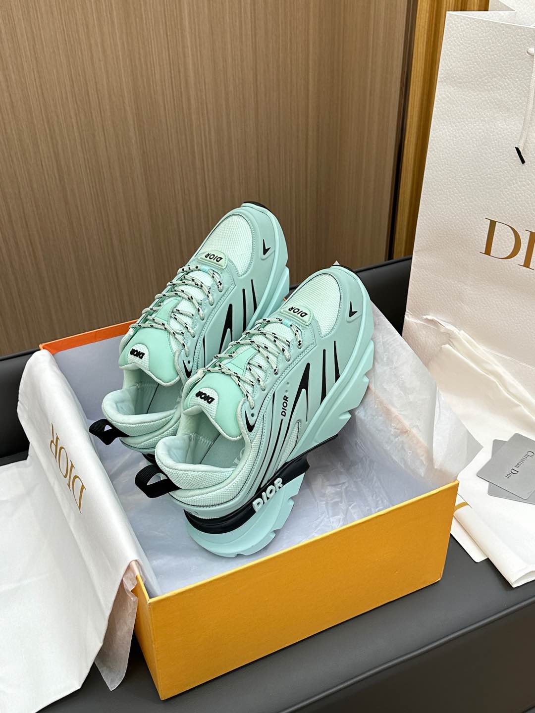 D-Sneakers
