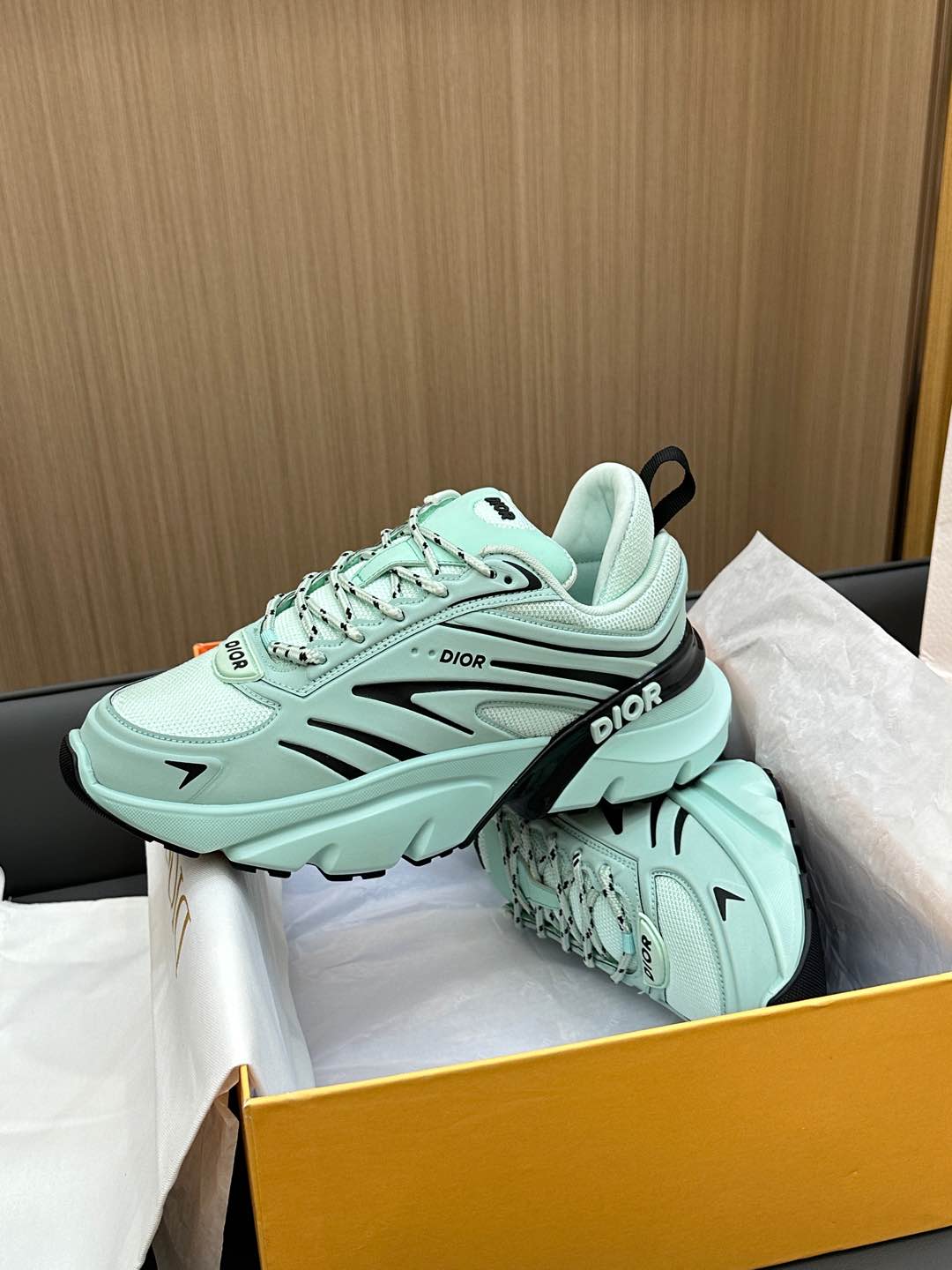 D-Sneakers